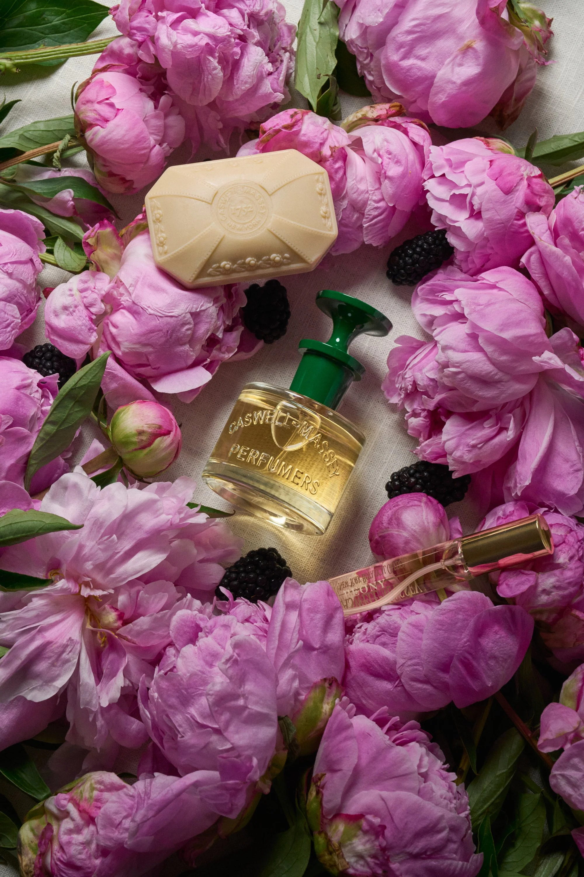 01-40700_PeonyPerfume60mL_SummerScents_StillLife_PM_0234_4672x7008px_sRGB.jpg