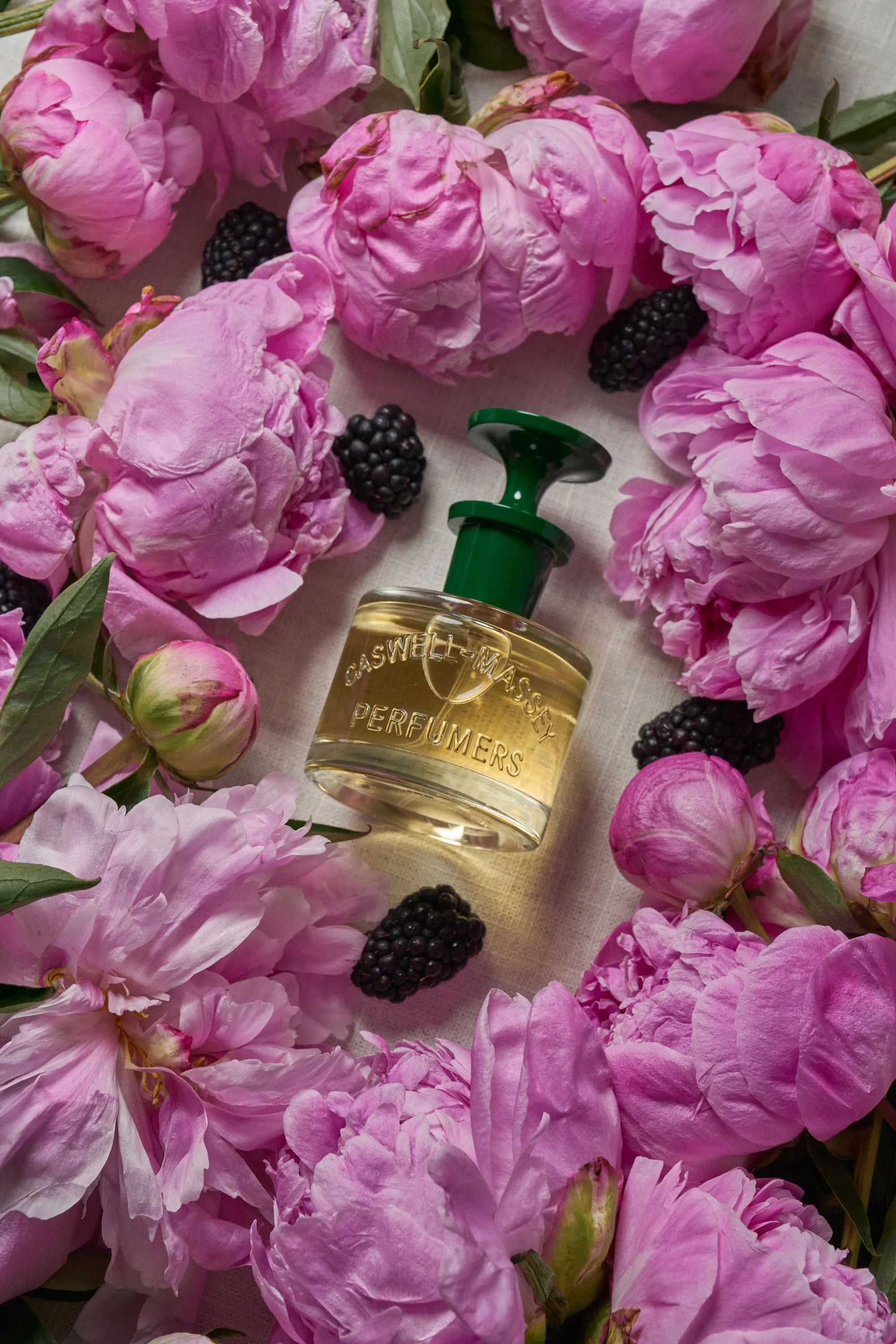 01-40700_PeonyPerfume60mL_SummerScents_StillLife_PM_0224_4672x7008px_sRGB.jpg