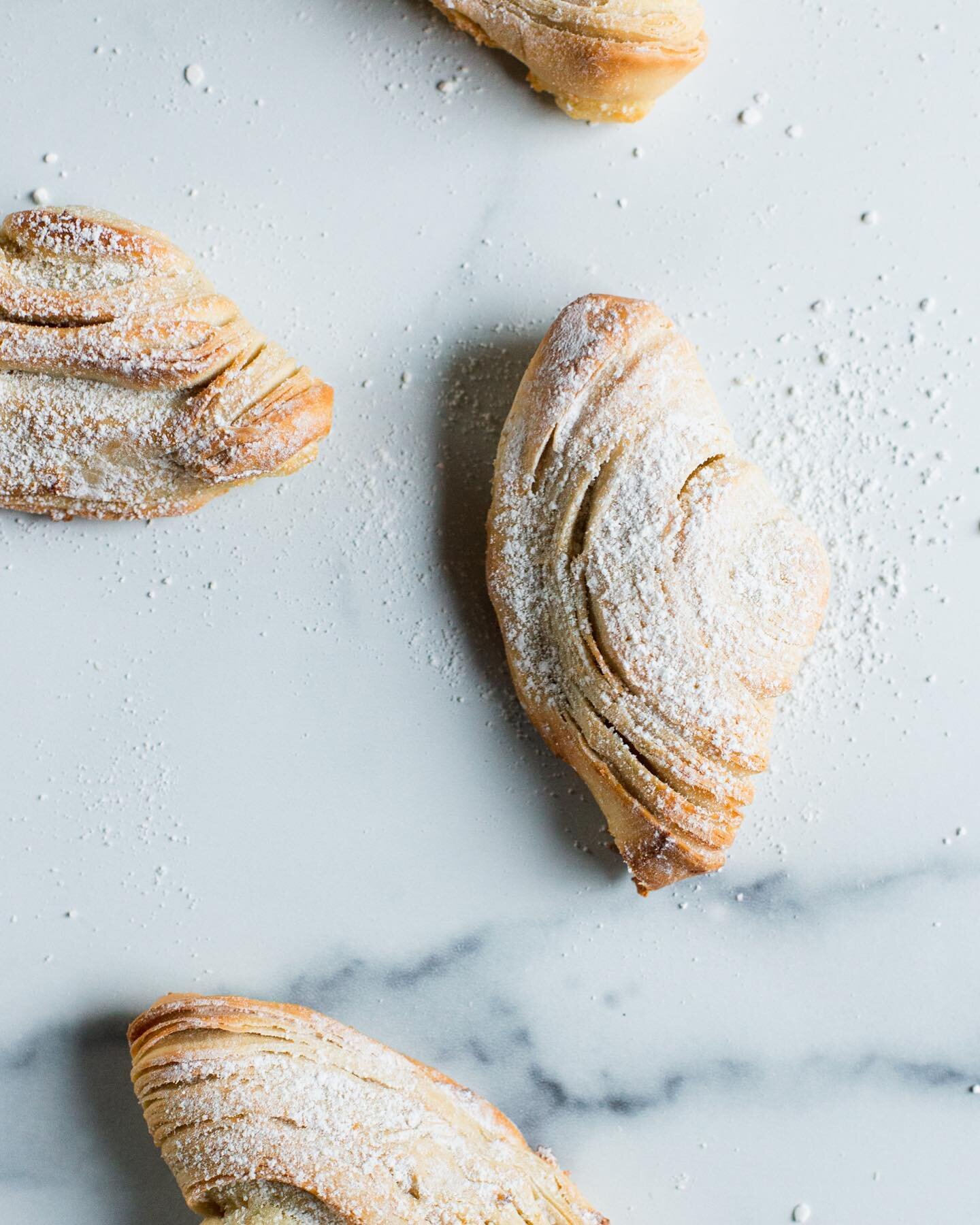 Has anyone ever made the Italian pastry called Sfogliatelle? This one was a challenge and I couldn&rsquo;t quite get it to be as flaky as I&rsquo;d like. Please send me tips, fellow bakers! 

#italianpastries #sfogliatelle #foodstyling #foodphotograp