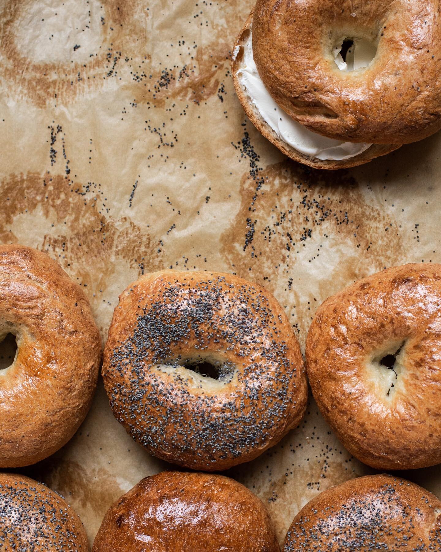 Made bagels today from The Bread Bible🥯 There are a few steps but it&rsquo;s not difficult. After the overnight rise, the dough is pillowy-soft and easy to work with. 

foodphotographer#foodstyling #seattlefoodphotographer #bainbridgeislandfoodphoto