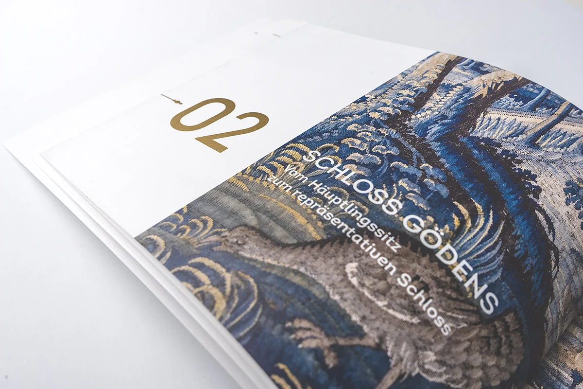Goedens-Broschuere-design-offen-detail-gold-kapitel.jpg