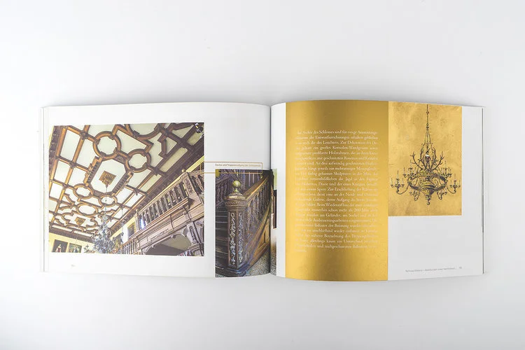 Goedens-Broschuere-design-offen-quer-text-auf-gold.jpg