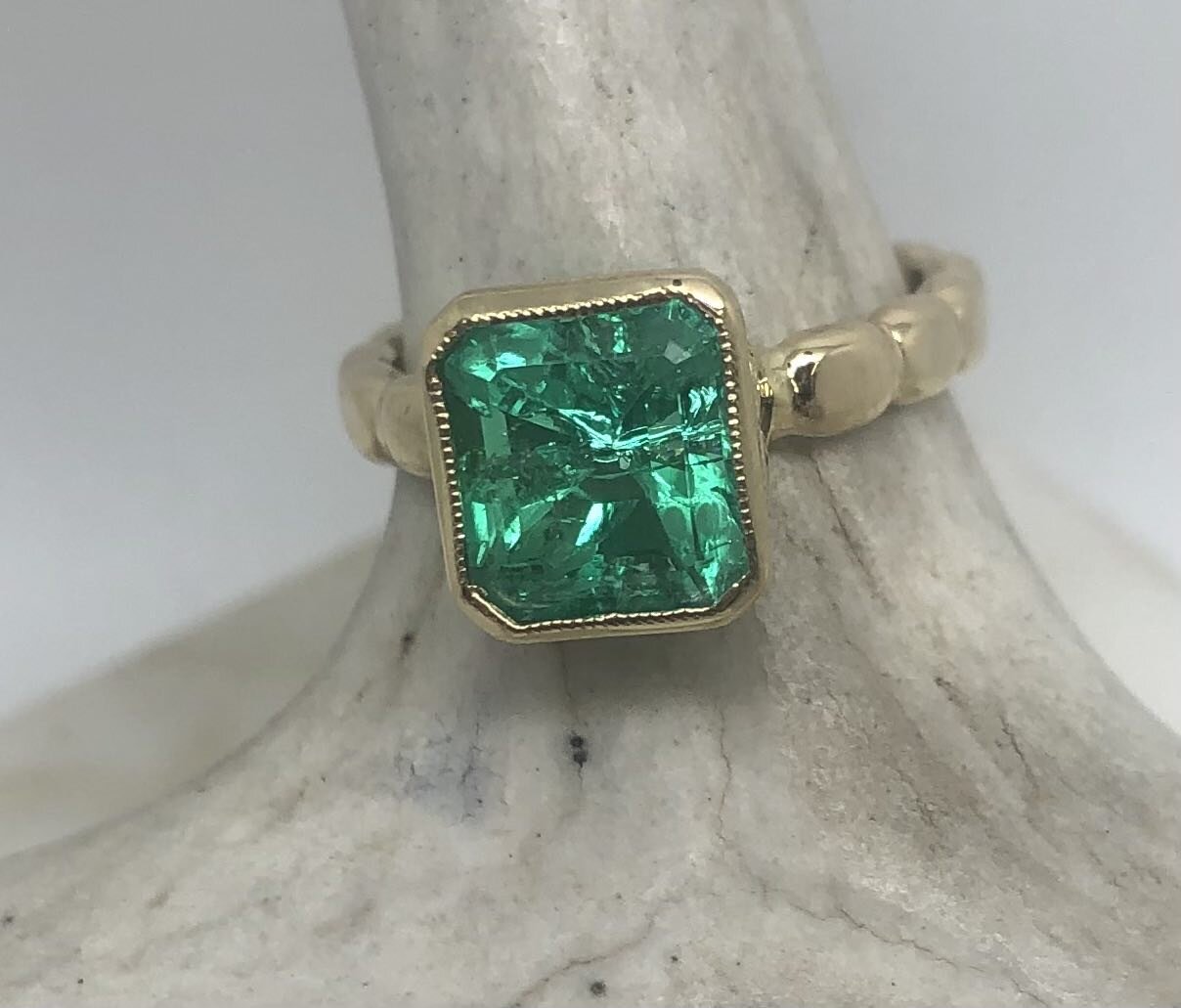 Pretty custom Emerald ring in 18K. Handmade by Felix https://www.aviromdesignerjewelry.com/store #oneofakindjewelry#designerjewelry#christmasjewelry#jewelry