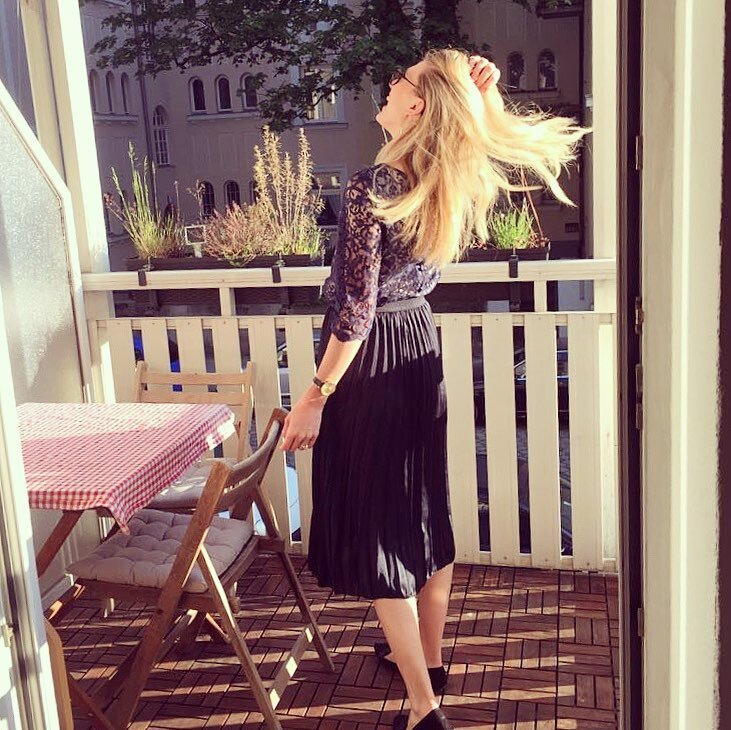 Snapshot @anita_schbrt 💕#summervibes #balconylove #munichgirls #sch&ouml;nstewohnung
