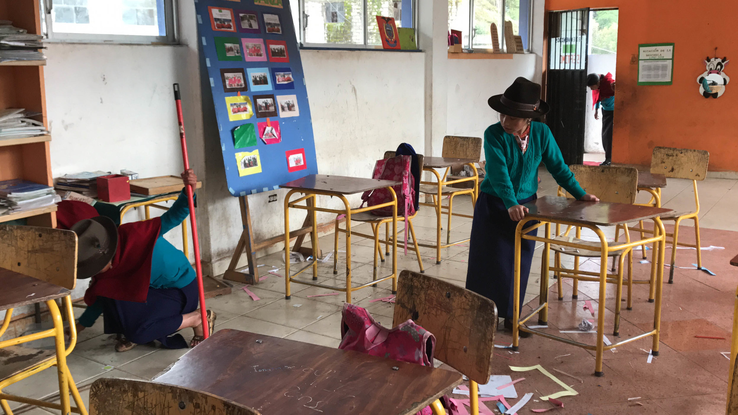 Niñas limpiando la escuela