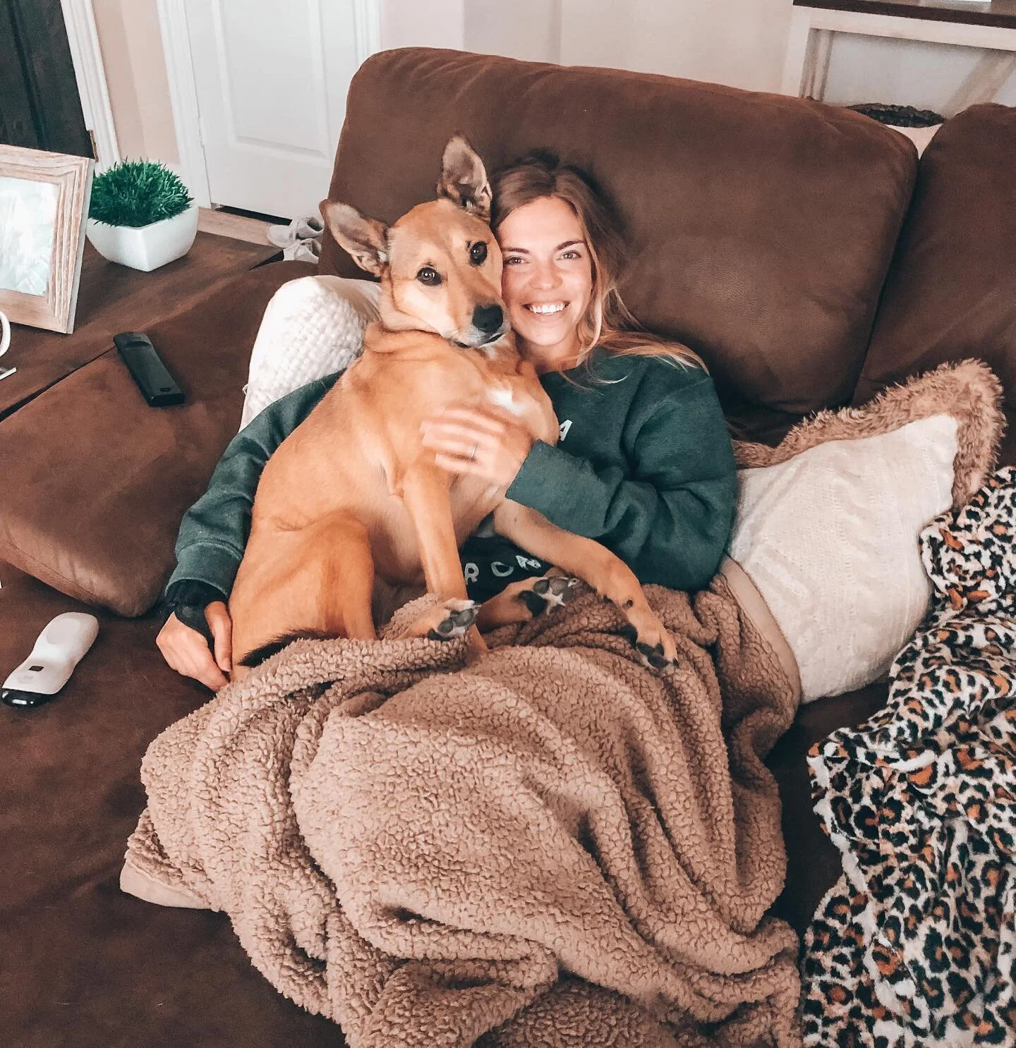 Rue and I take self-care Saturday pretty seriously 🥰
Our agenda for girls day (Nate is🏌🏻‍♂️)
💞 Morning coffee & cuddles
🐶 Long walk
💪🏼 Upper body workout
🎾 Fetch in the backyard
📚 Relaxing with a good book
🍷 Because why not 😜
Wha