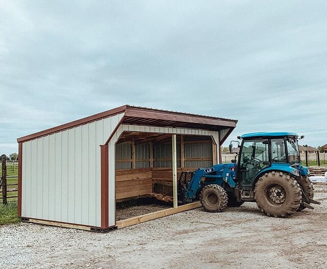 It&rsquo;s here! Our first outdoor paddock setup has arrived, just in time for summer! We have a bit of work to do before it&rsquo;s ready for its first pasture boarder, but it&rsquo;s here! Ain&rsquo;t it cute? Swipe for a tour!
.
.
.
#frankfort #fr