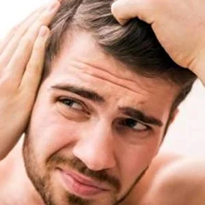 Perché abbiamo capelli secchi? Il sebo ha come ruolo principale quello di idratare e proteggere il cuoio capelluto. Nei capelli secchi questo non avviene e come conseguenza si hanno irritazioni e prurito. Il capello perde quindi la sua elasticità, diventa più fragile ed è maggiormente esposto alla formazione di doppie punte. Le cause principali possono essere di tipo ormonale , l’inquinamento atmosferico come anche una vita frenetica e un’alimentazione veloce e sregolata .
