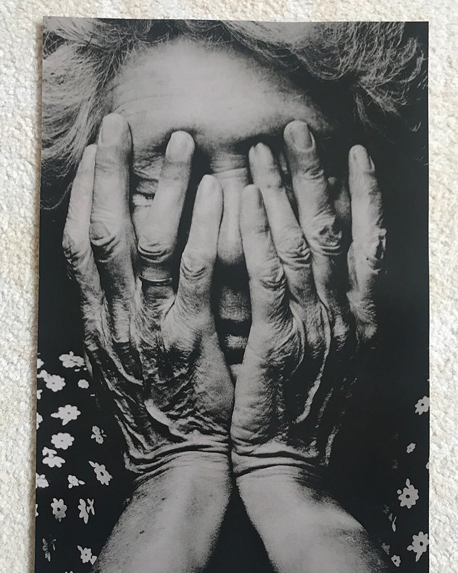 Screenshot __Die Hände meiner Mutter 🙏 #analog #lithprint  30/40 cm. #gallerywall #gallery #analogfotografie #vintageprint #derwandelndegalerist #ferrysarchiv  Photo by &copy;. @ferrynielsen + @ferry_nielsen #starkefrauen #veränderung #wiederstand