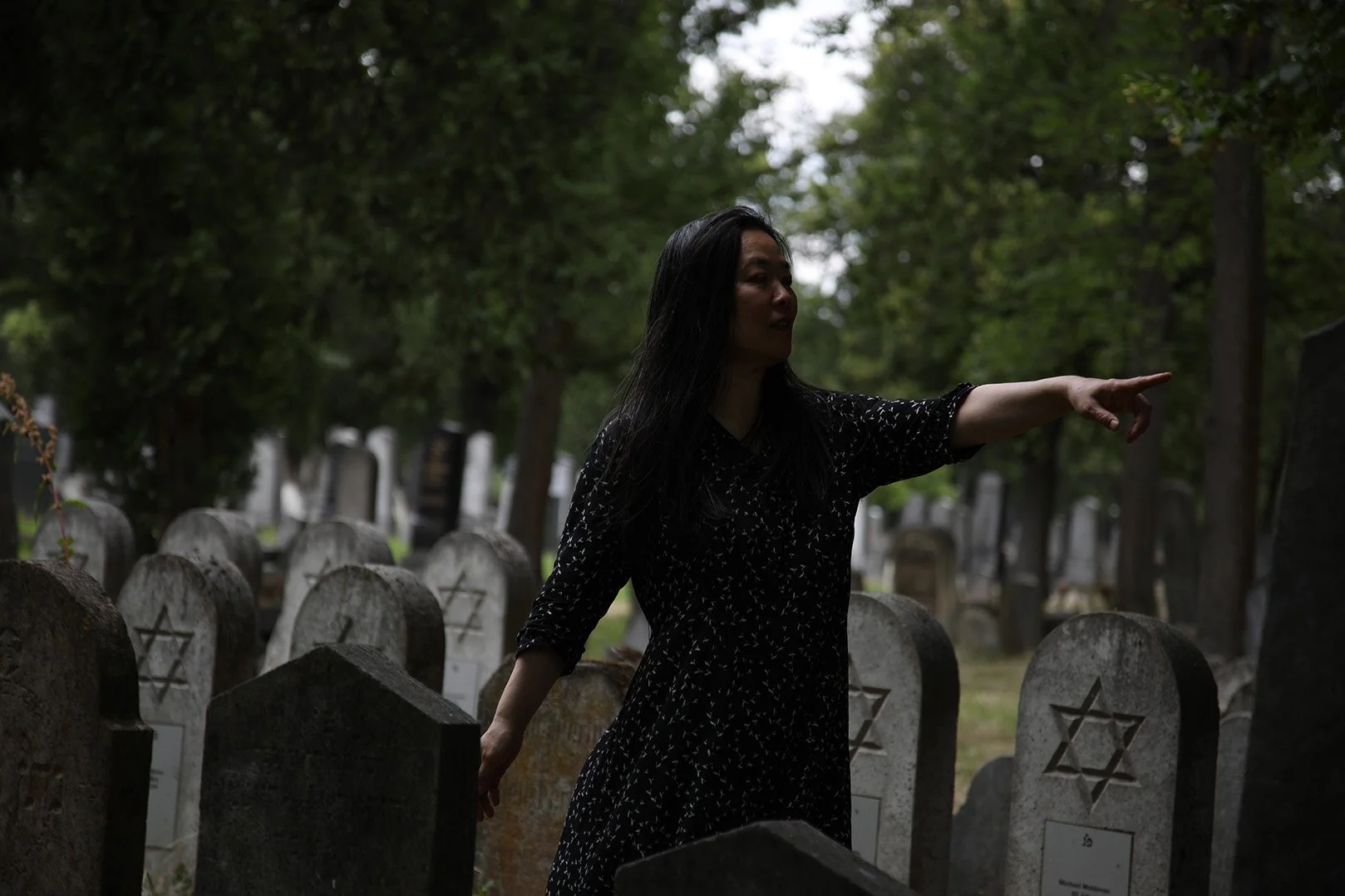 Naoko am Jüdischen Friedhof in Wien Simmering