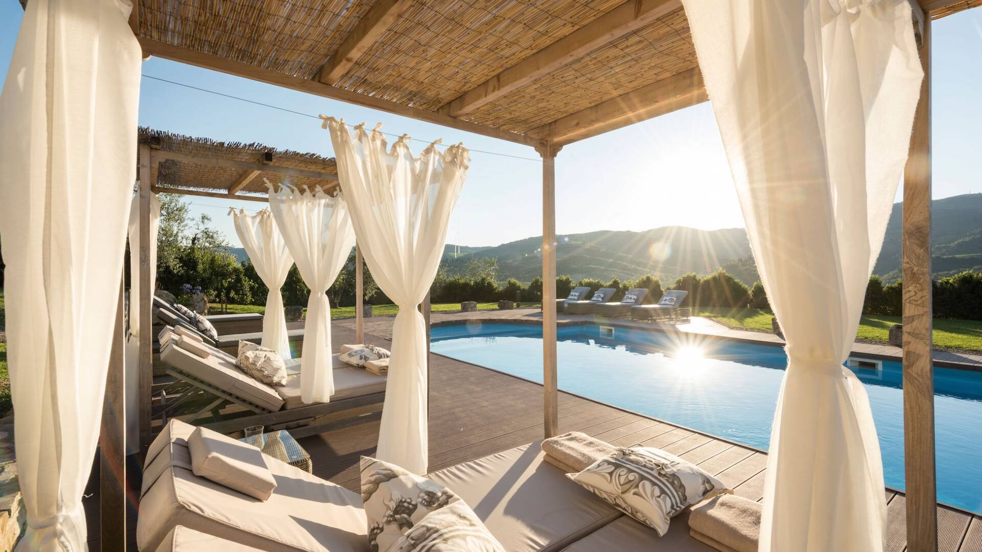 dimoradi-luxury-large-villa-vacation-tuscany-17_1920x1080_im_r7_h0_v0_t1_c000-000-000-255_q70.jpg