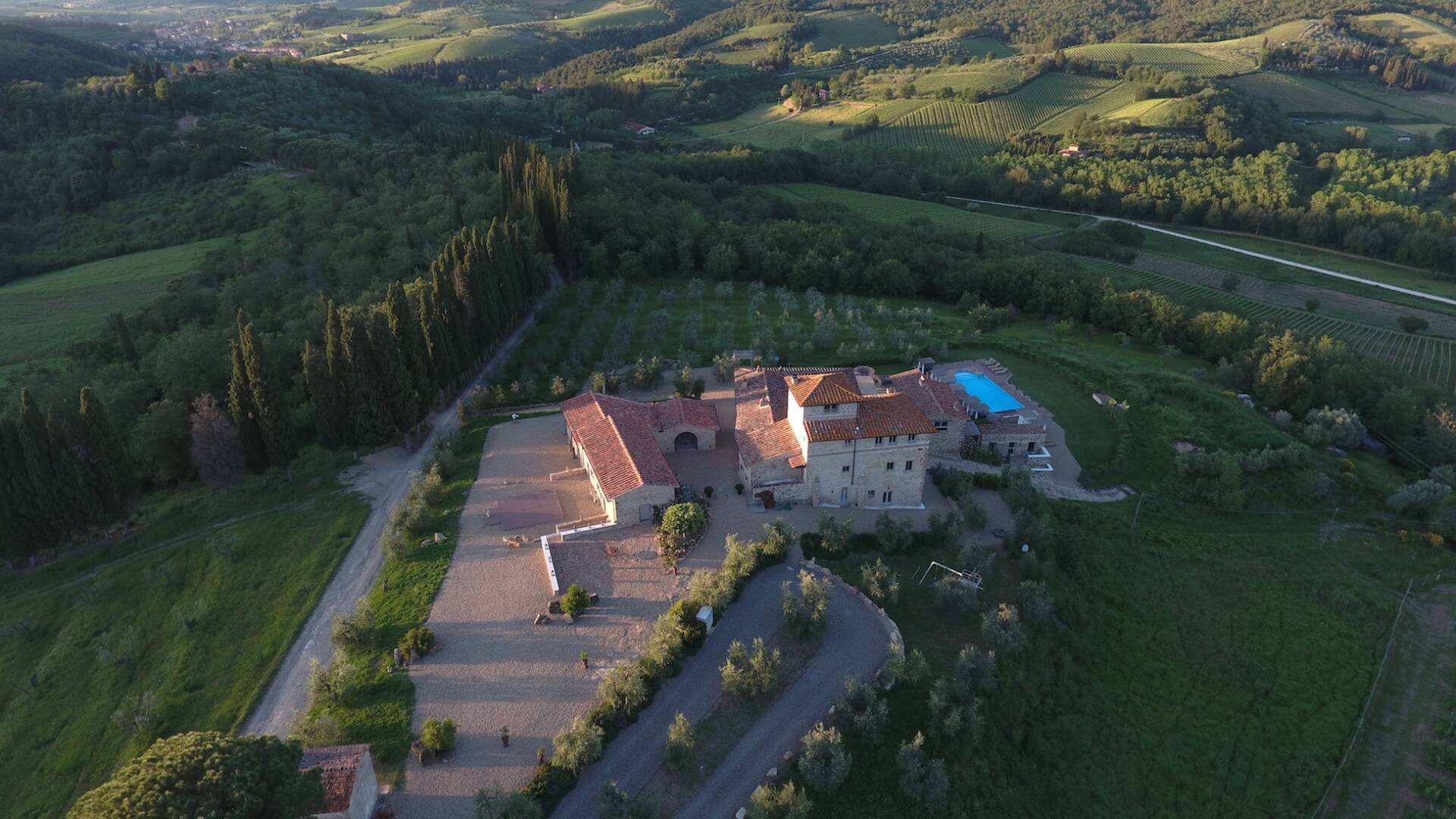 dimoradi-luxury-large-villa-vacation-tuscany-02_1920x1080_im_r7_h0_v0_t1_c000-000-000-255_q70.jpg