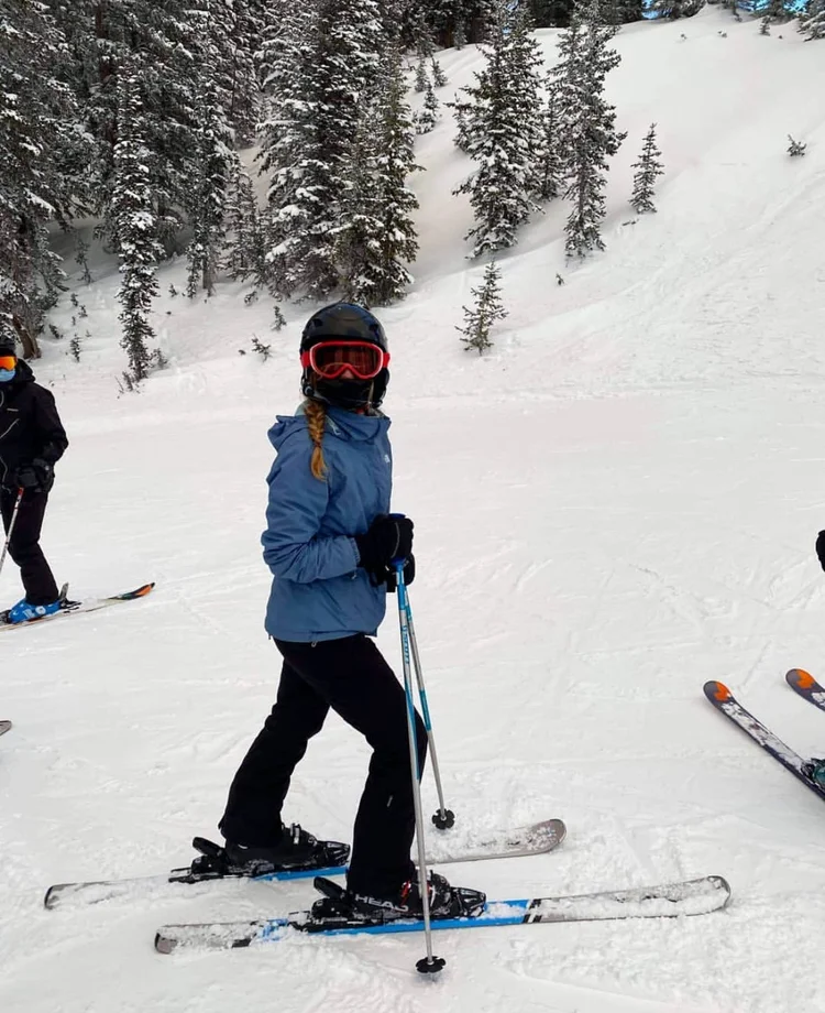 Lindsay Hendrickson skiing