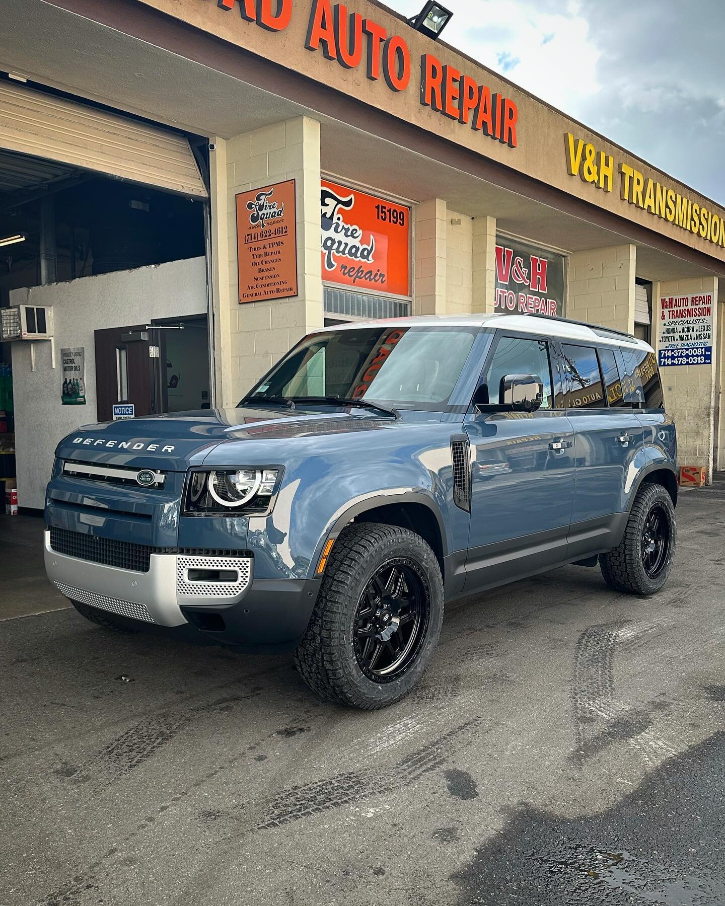 Our customer wasted absolutely no time getting new @mantra.wheels and @pirelli Scorpion all terrain tires on his brand spanking new Land Rover Defender 110!
.
.
.
#tiresquad #tiresquadwestminster #landrover #rangerover #defender110 #defender #landrov