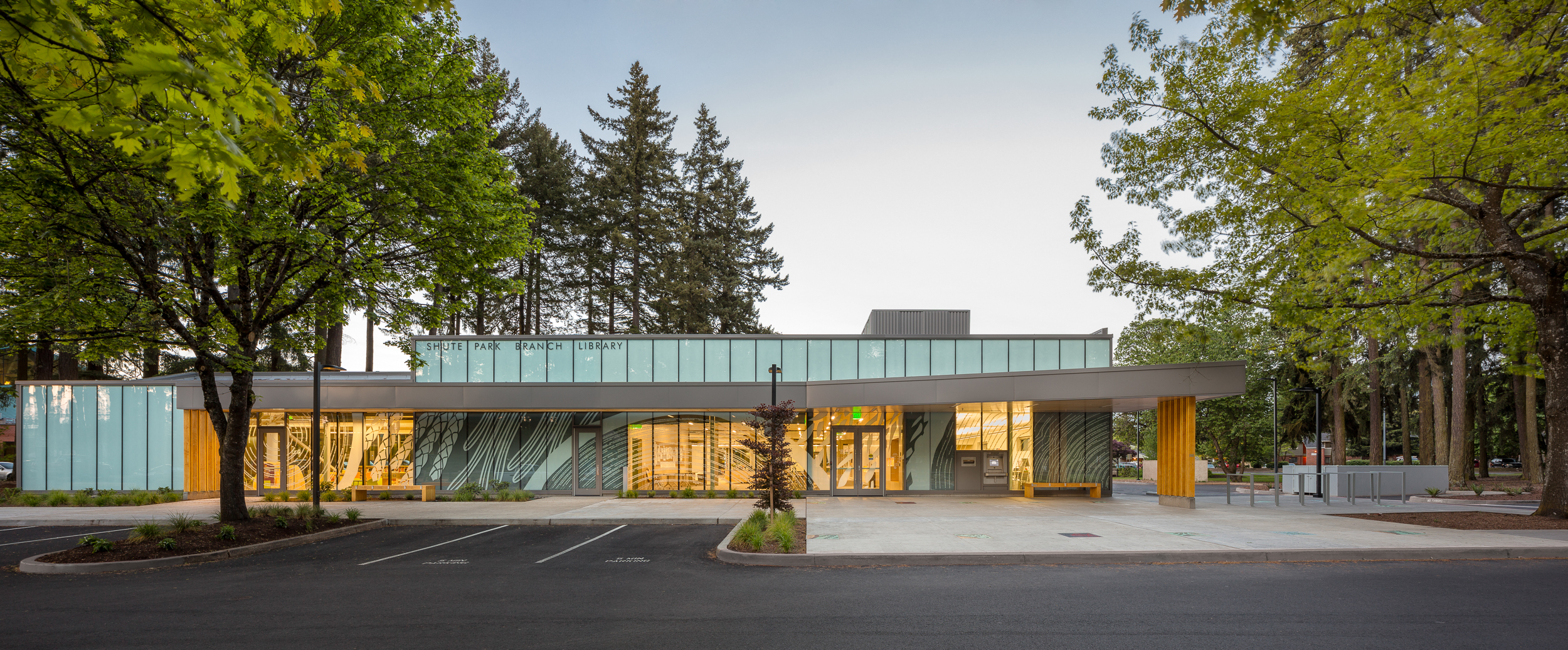  Shute Park Library / Hennebery Eddy Architects   