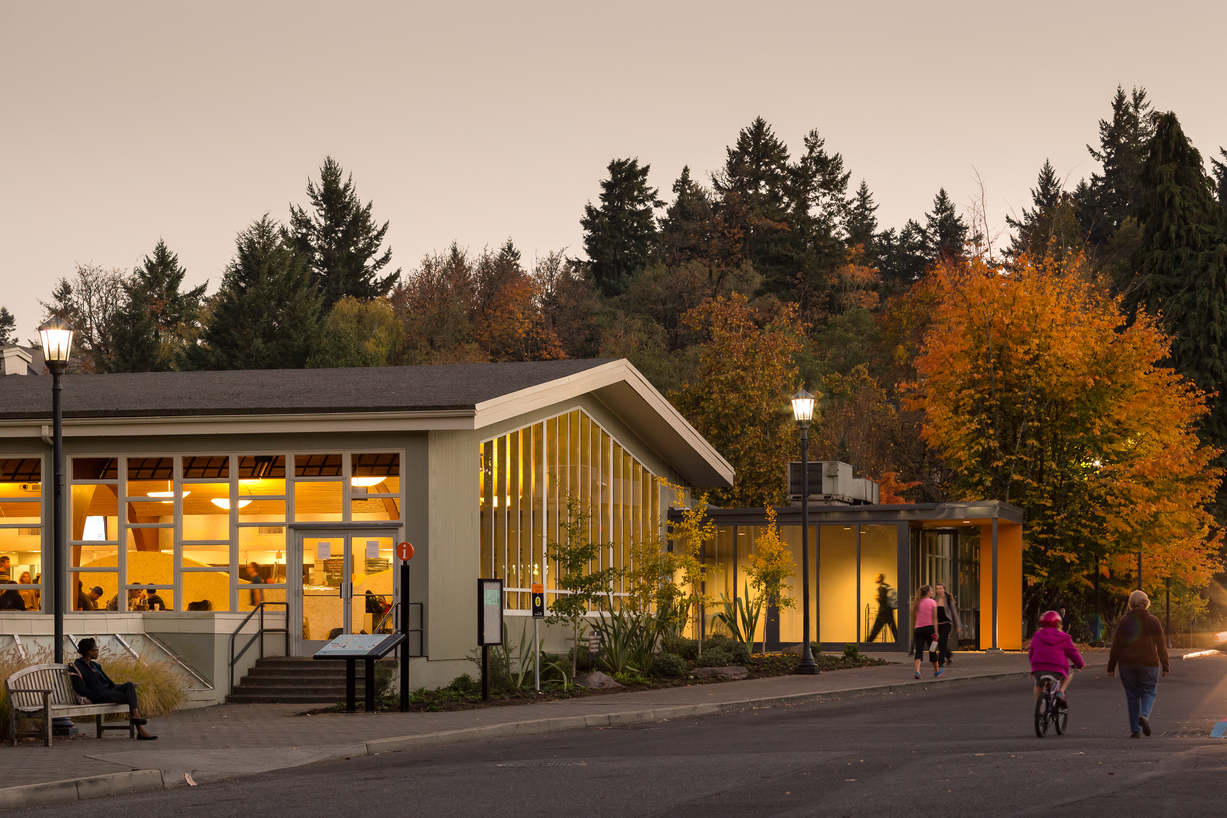  Lewis &amp; Clark College - Fields Dining Hall / Holst Architecture 