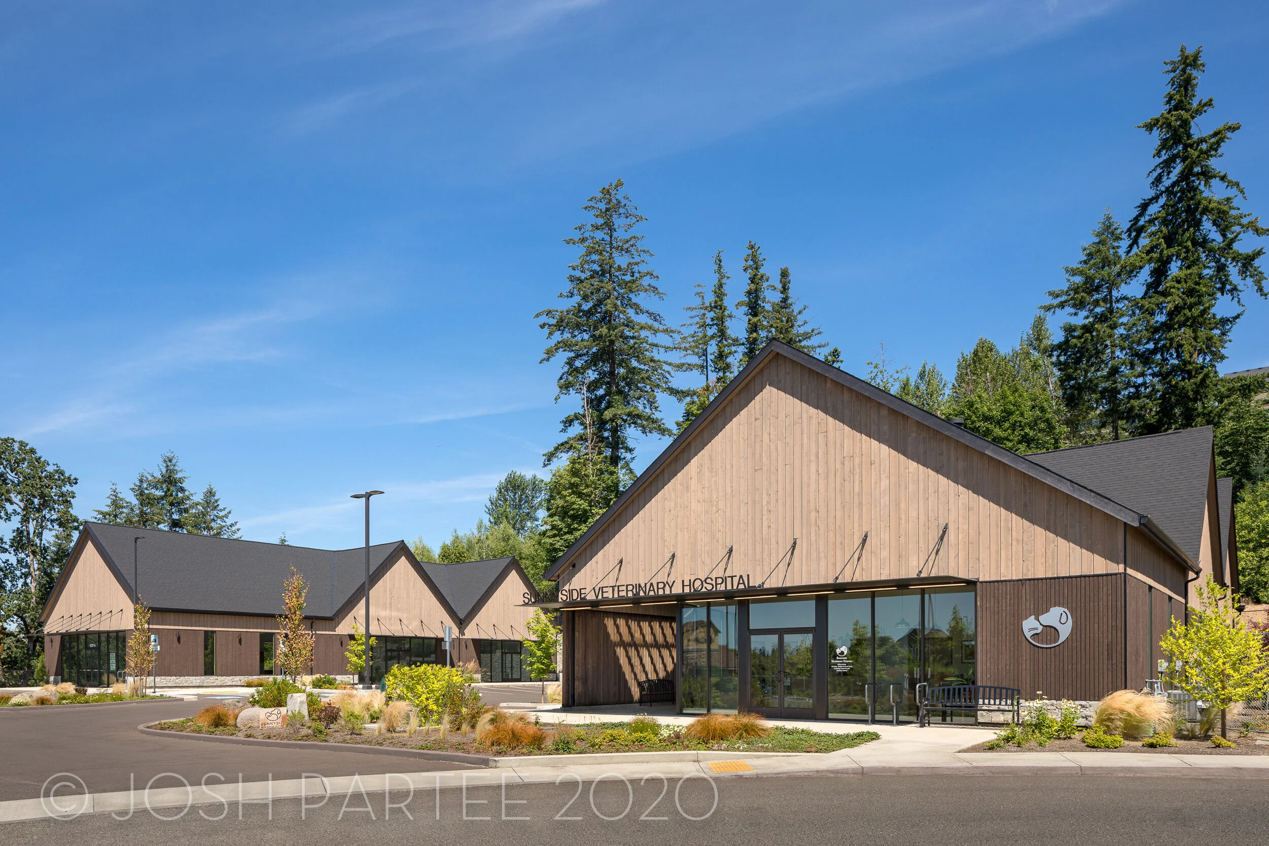  Sunnyside Vet Clinic / Guggenheim Studio 