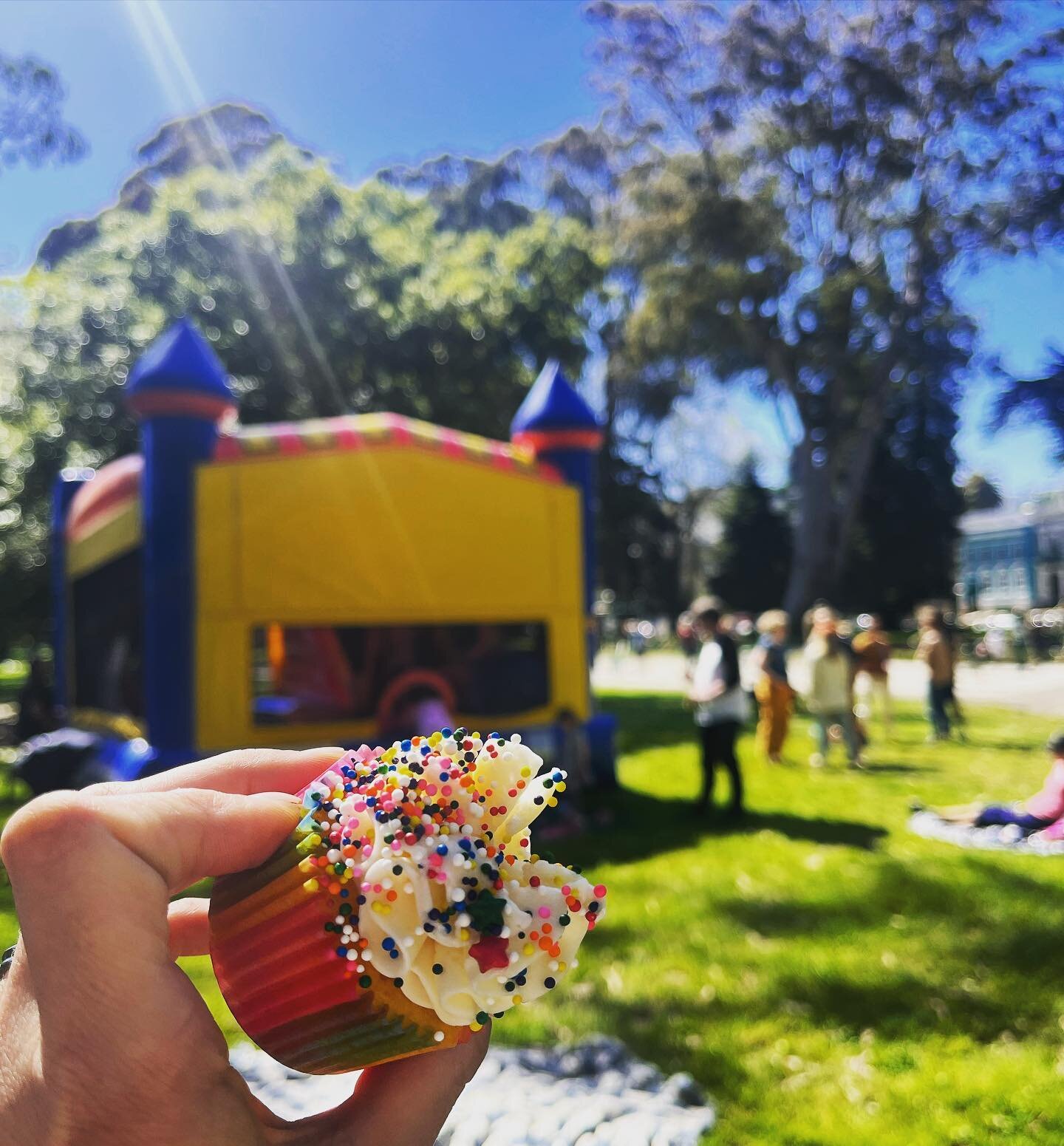 Weekends spent like this right now. Not complaining. 🌈🧁🥳

#rainbowsprinkles #bouncycastle #sunshine #sanfrancisco #toddlerbirthday