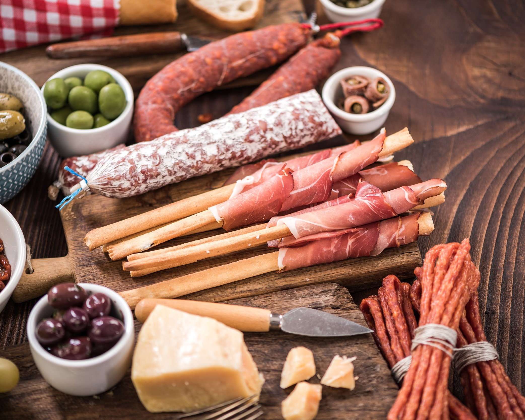 5+.2spanish-meat-selection-on-wooden-table-PXGYMRN.jpg
