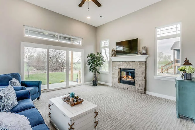 4315 N Ridge Port St Wichita-small-027-18-Family Room-666x445-72dpi.jpg