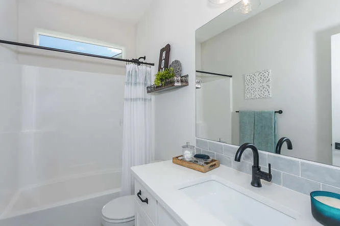 6309 Driftwood Wichita KS-small-025-7-Bathroom-666x445-72dpi.jpg