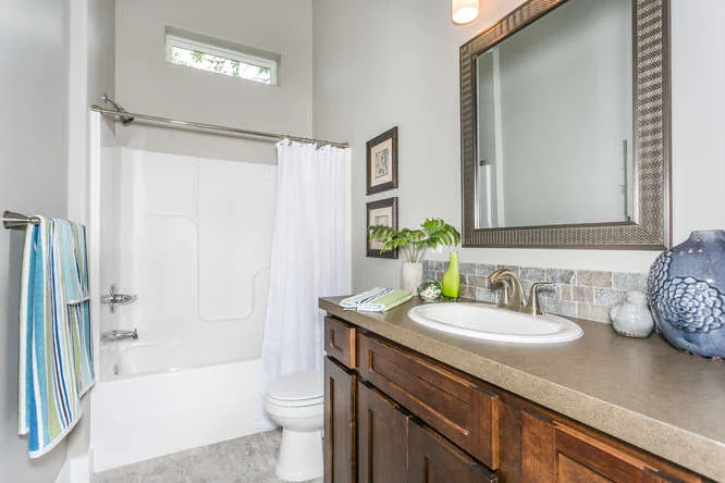 4316 N Ridge Port St Wichita-small-028-28-Bathroom-666x445-72dpi.jpg
