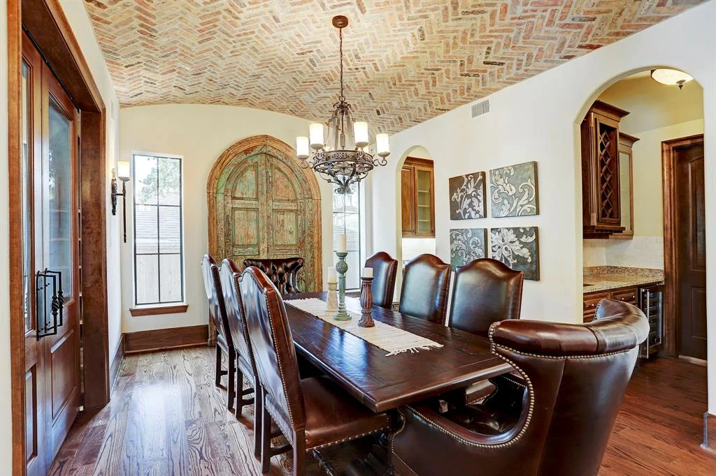 5223 Maple dining.jpeg