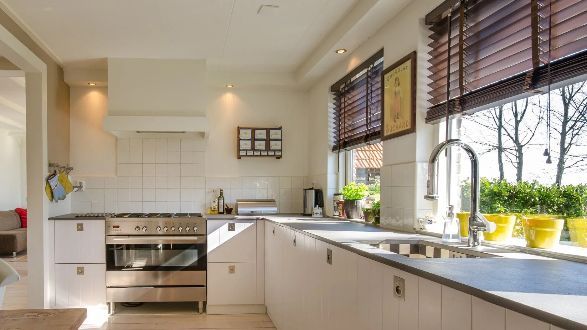 apartment-blinds-cabinets-349749.jpg