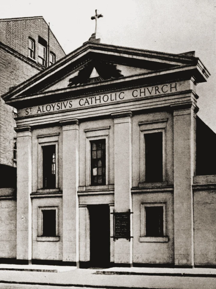 De St. Aloysiuskerk in Londen waar het paar op 1 mei 1913 in het huwelijksbootje stapte.