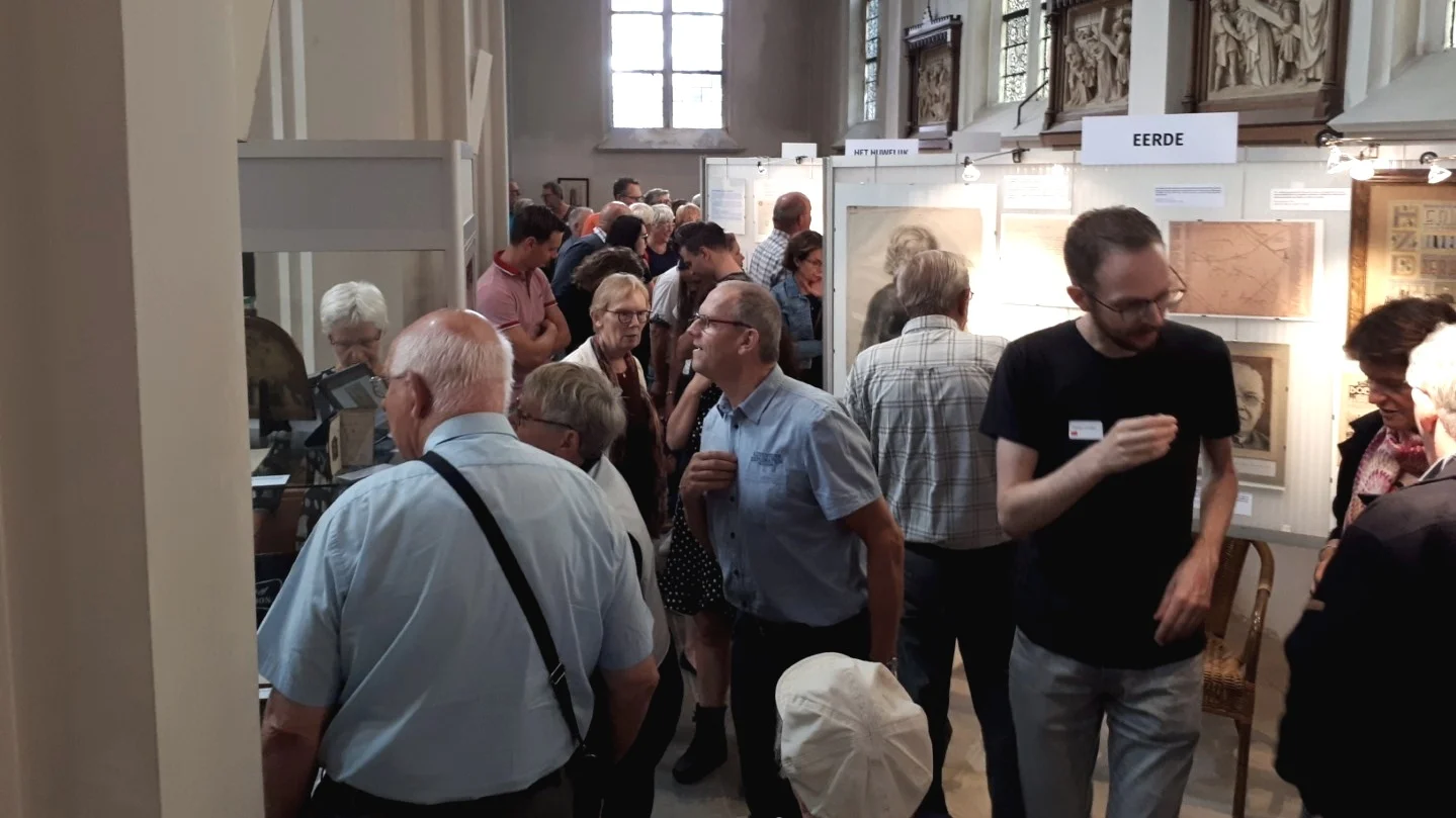 Drukte tijdens de tentoonstelling.