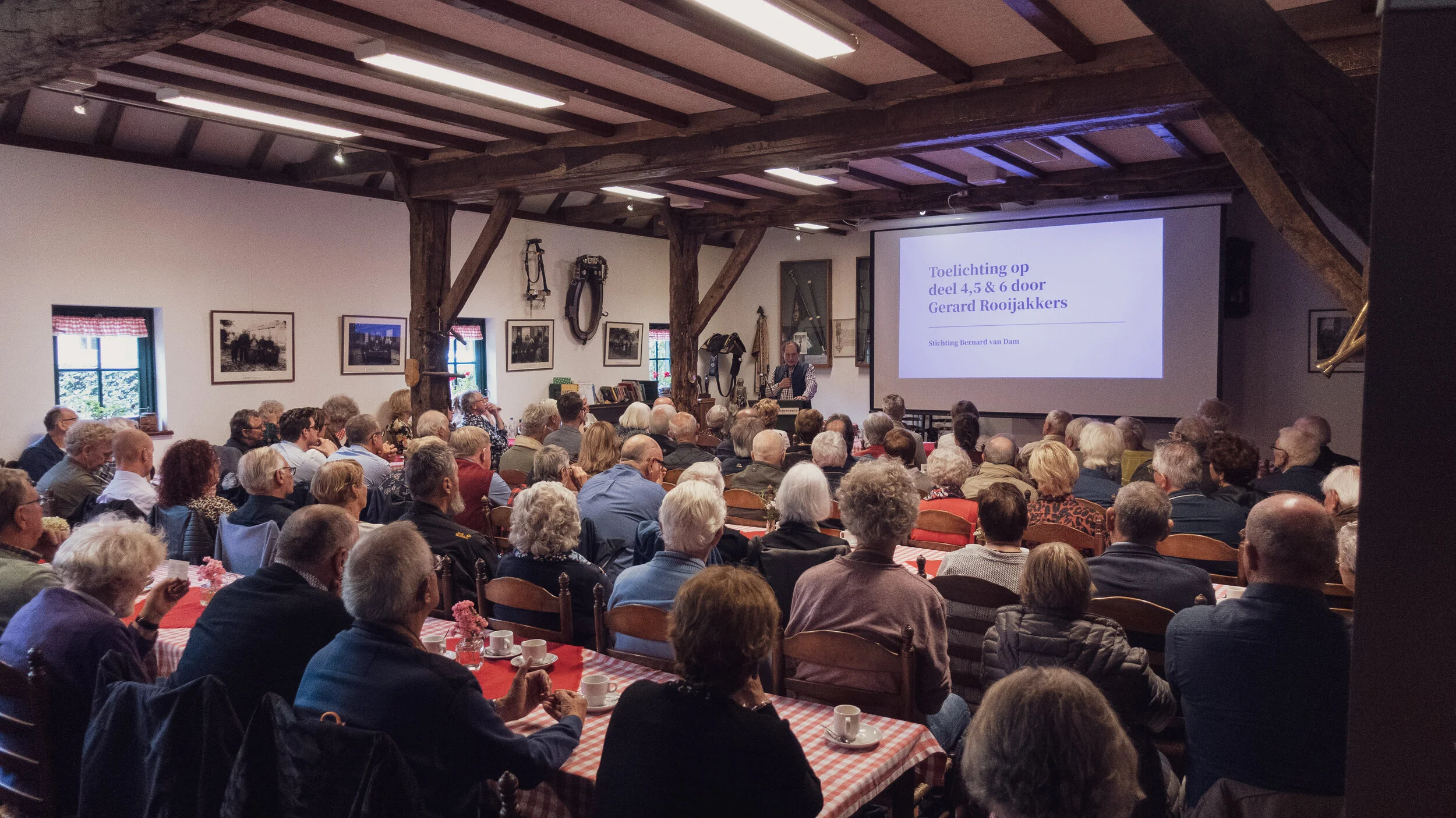 Gerard Rooijakkers licht de nieuw uitgebrachte boekdelen toe