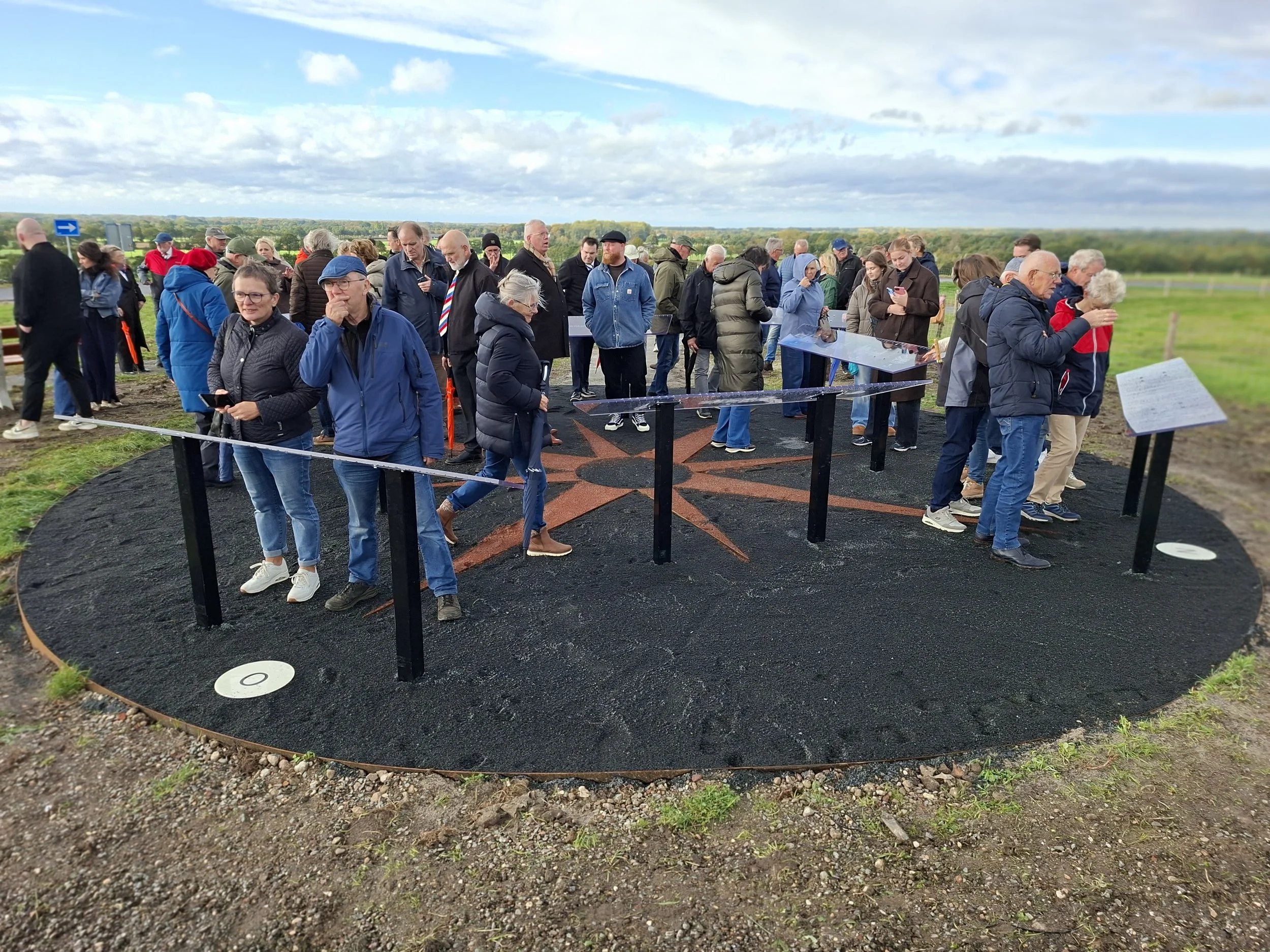 Onthulling oriëntatietafel op Vlagheideberg met tekeningen van Bernard van Dam