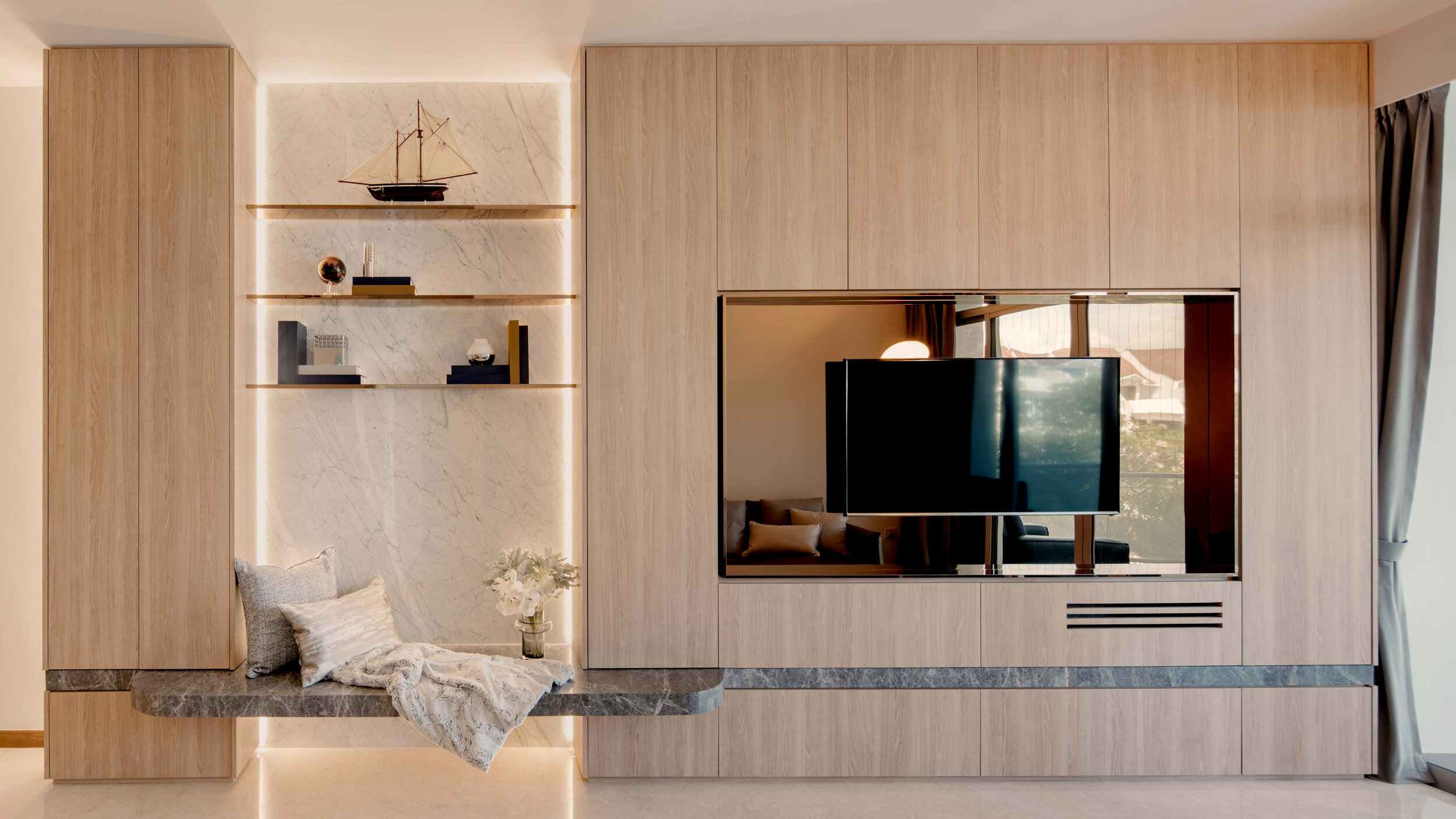  CONDOMINIUM / 2020  A dwelling space with understated sense of luxury using only a few material throughout the house to create a consistent harmony: light wood palette, metal, mirror and stone. The well-being oriented interior is further expressed t