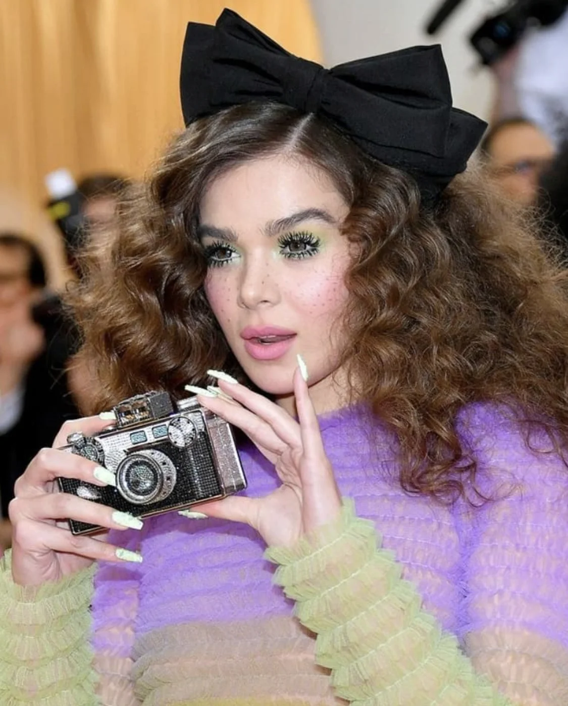 HALIEE STEINFELD- OFFSETS GREEN EYESHADOW WITH A SPRINKLING OF FAUX FRECKLES