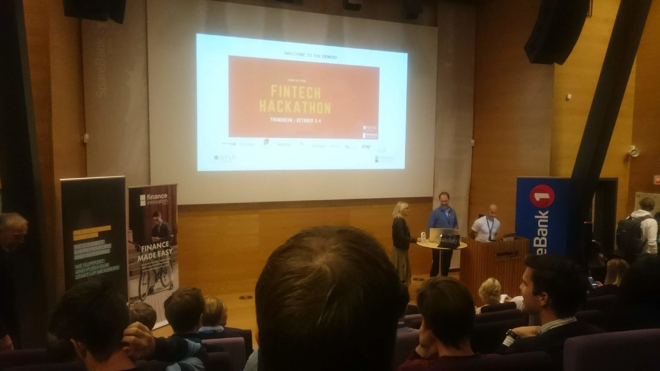 Haakon Skar, CEO of NTNU Accel, announces the winners of the Fintech Hackathon.