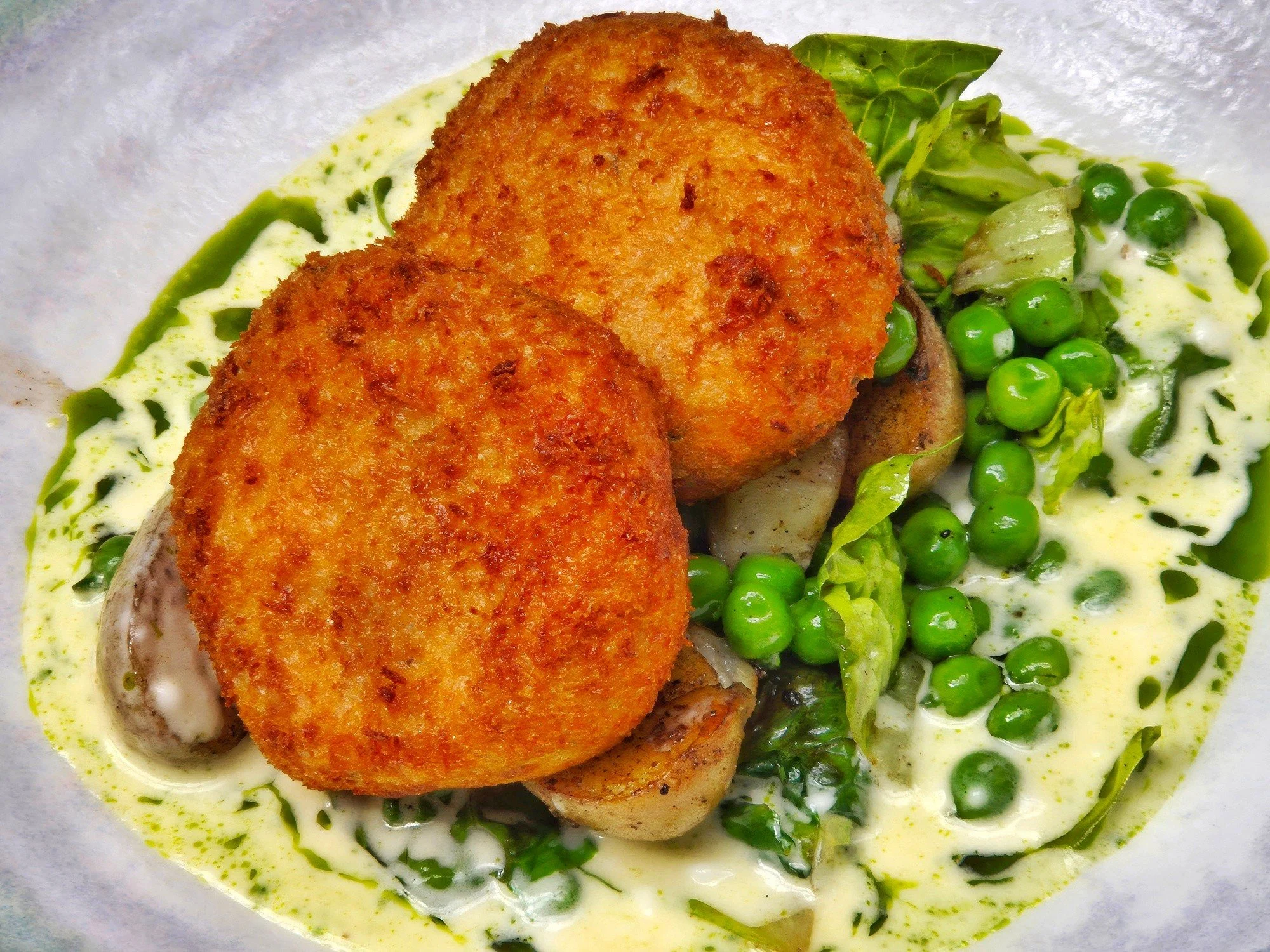 Comfort food at its best this week at The Four Horseshoes Chobham 🍴

✨ Sustainable fish cakes with baby gem, English peas &amp; citrus butter sauce
✨ Honey glazed ham &amp; chips
✨ Chicken schnitzel with basil tomato sauce

Simple, fresh &amp; full 