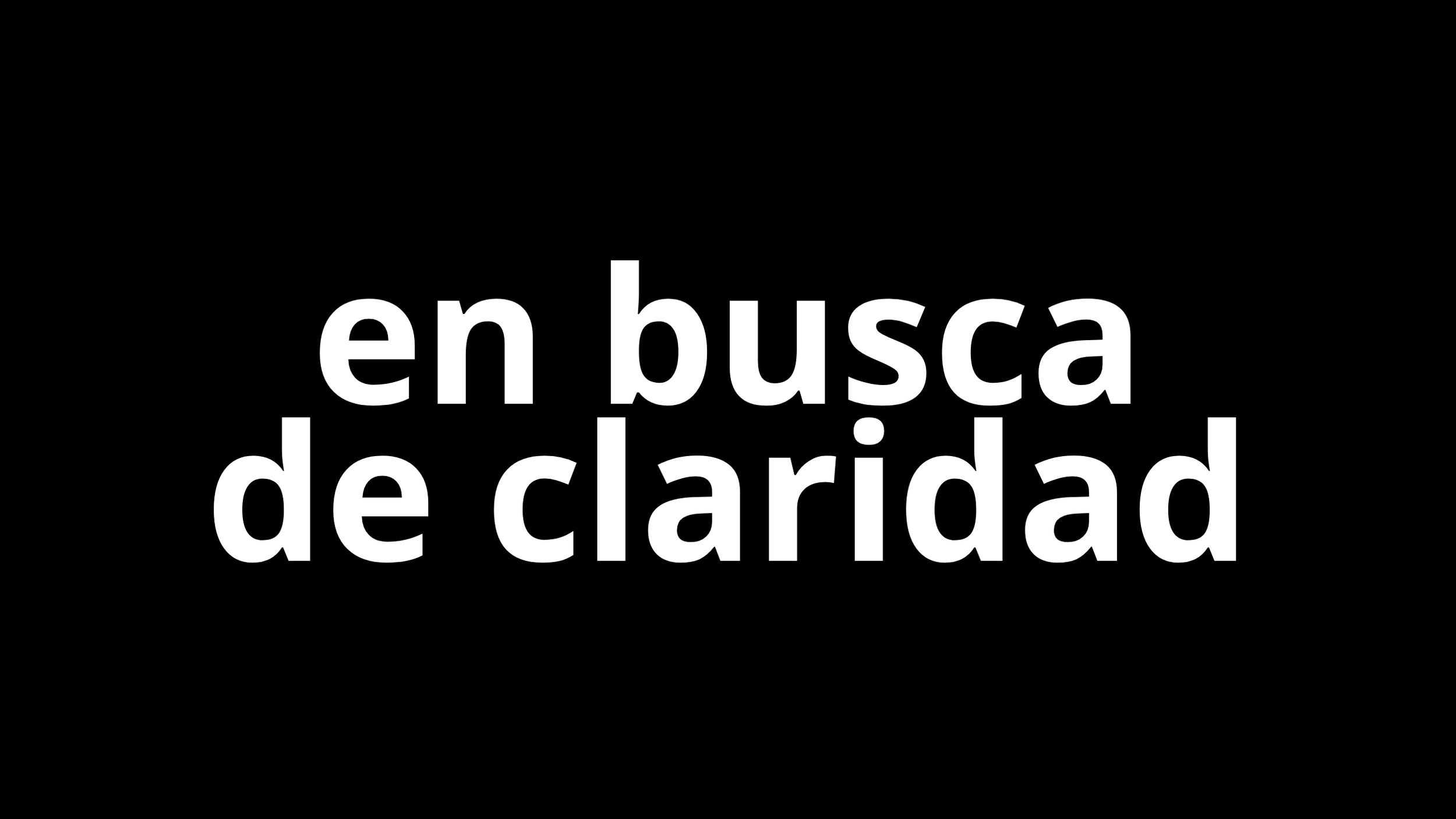 Black background with white text that says 'en busca de claridad' in Spanish.