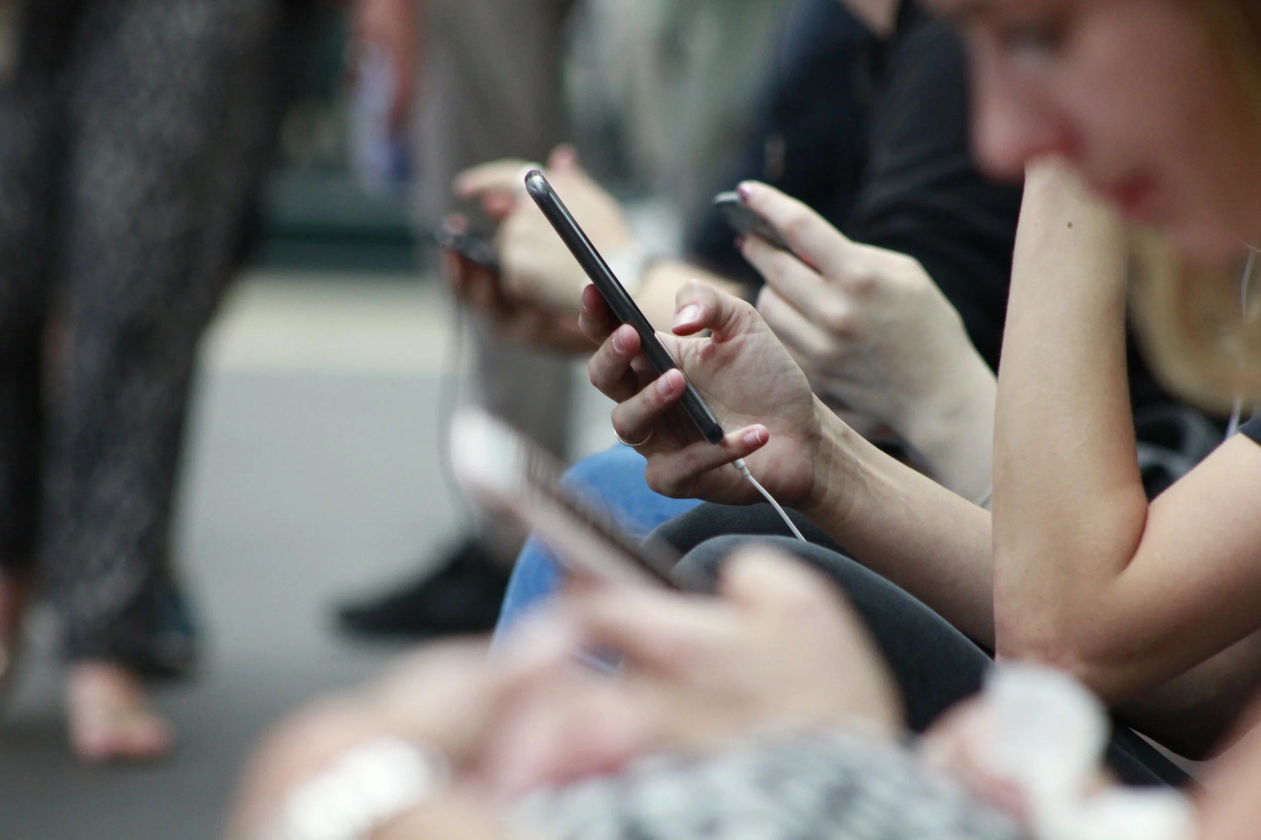 6 signs of excessive smart phone use