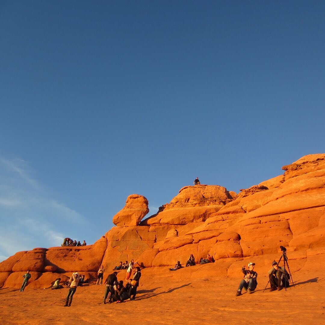 The perfect spot for a sunset celebration! 🥳 ☀️✨ Have you ever hiked to Delicate Arch to watch the sun go down?
.
.
Learn more about Arches National Park on the blog (link in bio). .
.
.
#sunset #sunsets #sunsetlover #delicatearch #delicatearchtrail