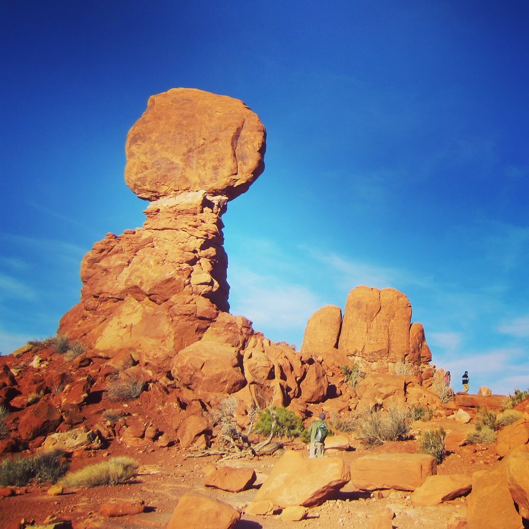 Balanced Rock! Even better in real life ✨
.
.
Learn more about Arches National Park on the blog (link in bio). .
.
.
#archesnationalpark #arches #balancedrock #sandstone #nationalparks #moab #moabutah #moabrocks #nationalpark #nationalparksusa #arche