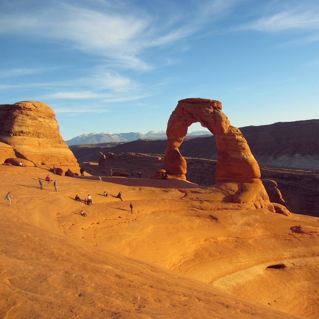 First sight of Delicate Arch! 😍🏜
.
.
Follow Earthtones Travel+Design Blog for more travel inspired illustrations and colorful destinations (link in bio)☝🏼
.
.
.
 #southwestrocks #southwest #redrocks #rockylandscape #rockylandscapes #diverselandsca