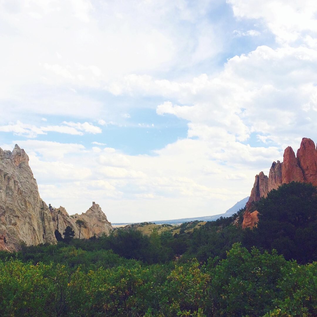 I love the diversity of the southwest! You can easily view grand rock formations from Garden of the Gods park in Colorado Springs. ⛰  #gardenofthegods #coloradosprings #southwestrocks #southwest #redrocks #rockylandscape #rockylandscapes #diverseland