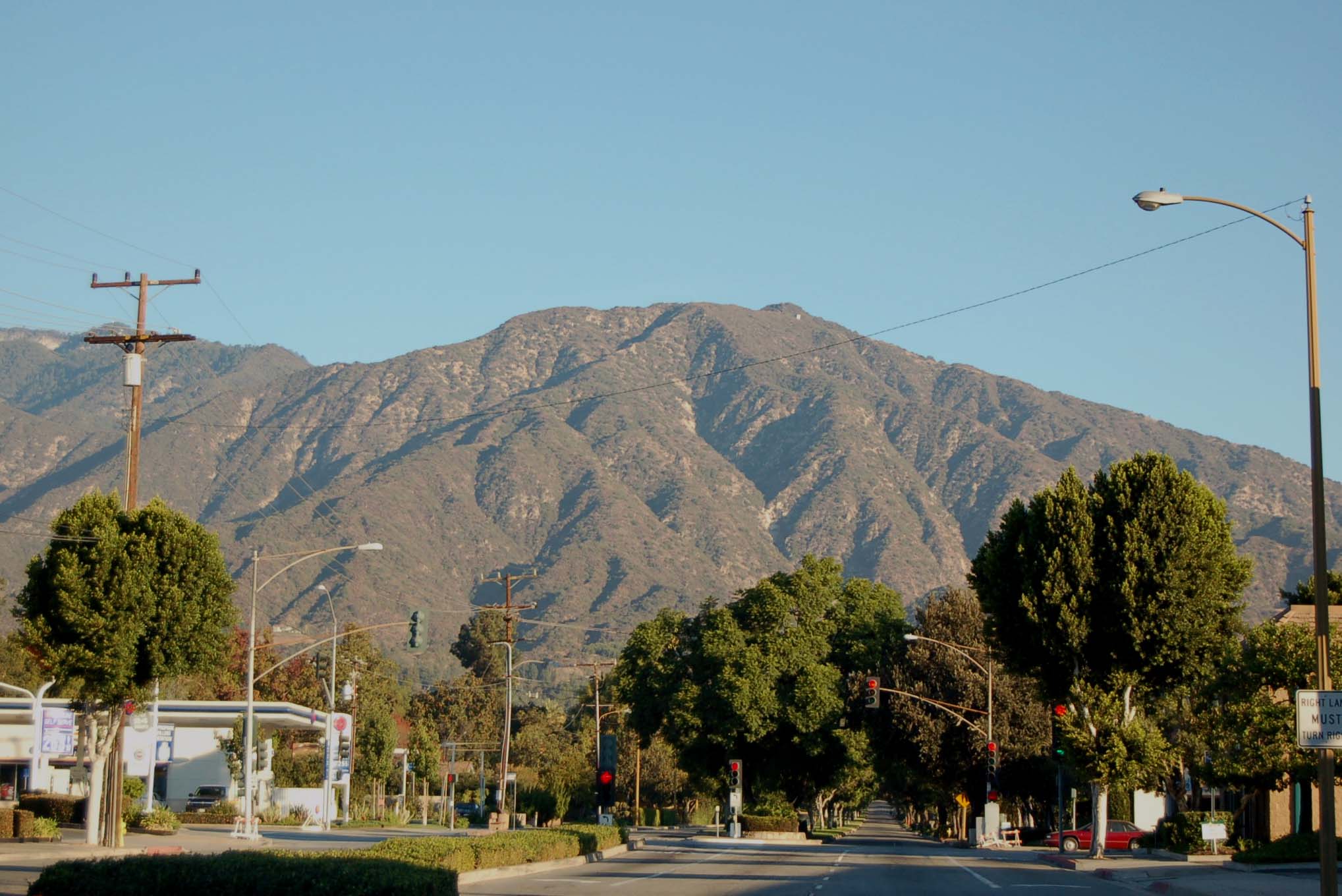 Mount_Wilson_from_south.jpg