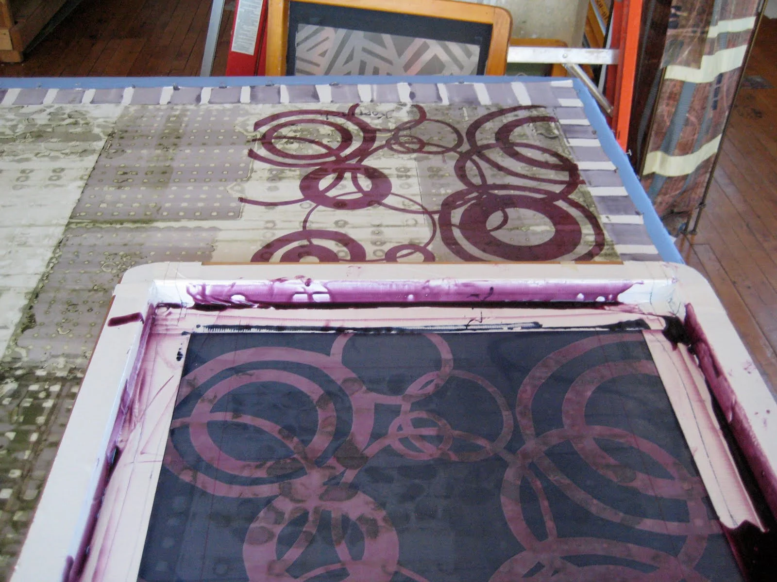 Screening with thickened dye on top of deconstructed first layer