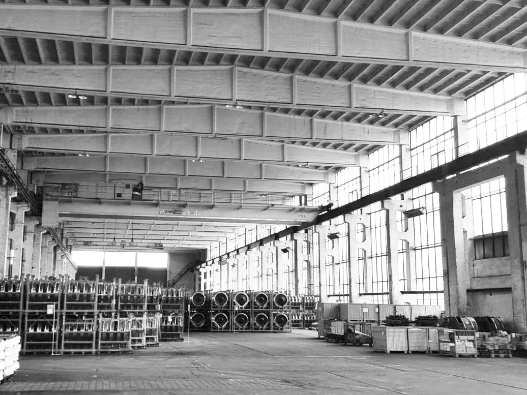 The former rolling mill: The future production hall with existing crane system and large outside areas