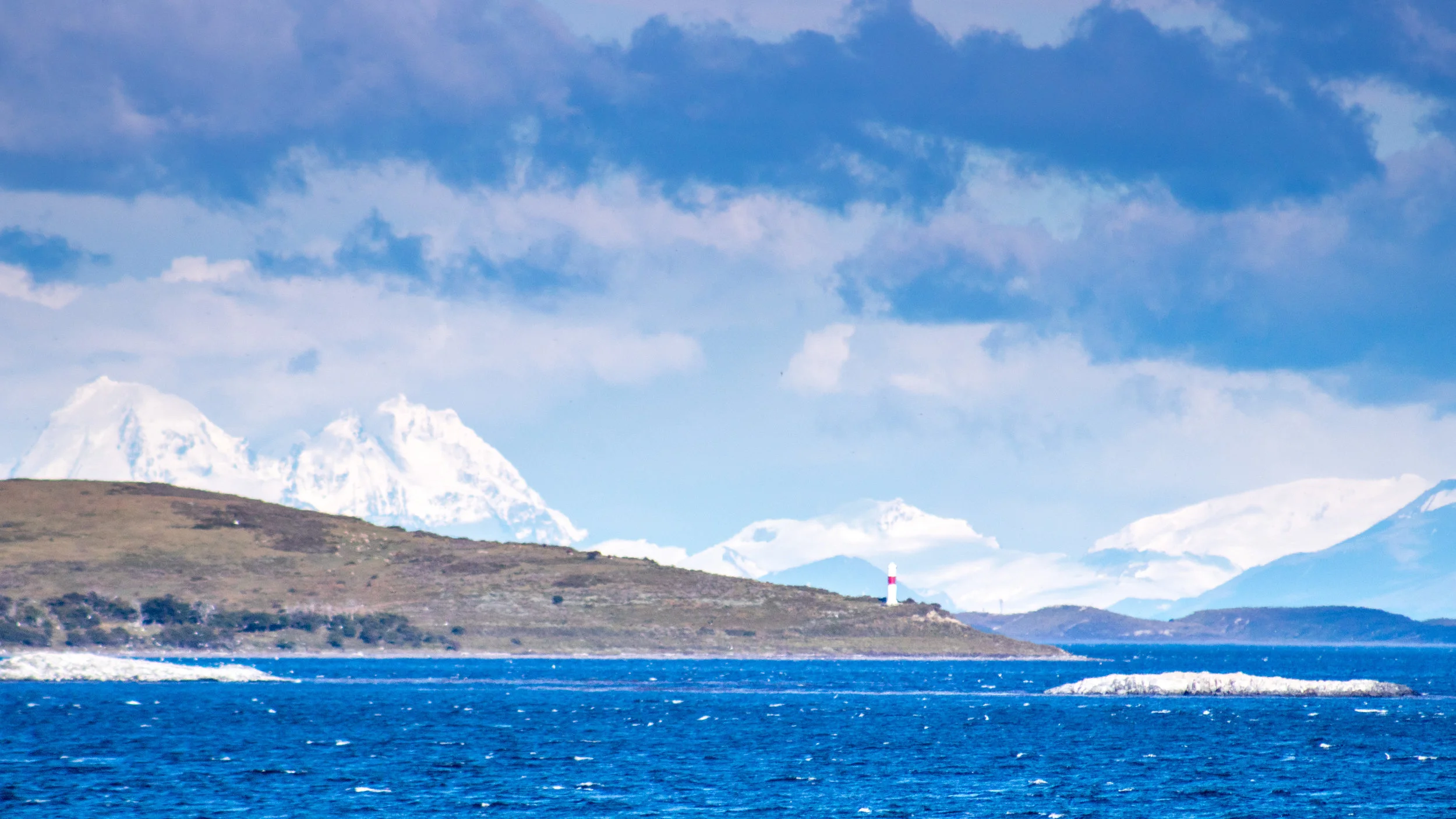 cordillera de darwin a lo lejos desde canal del beagle.jpg