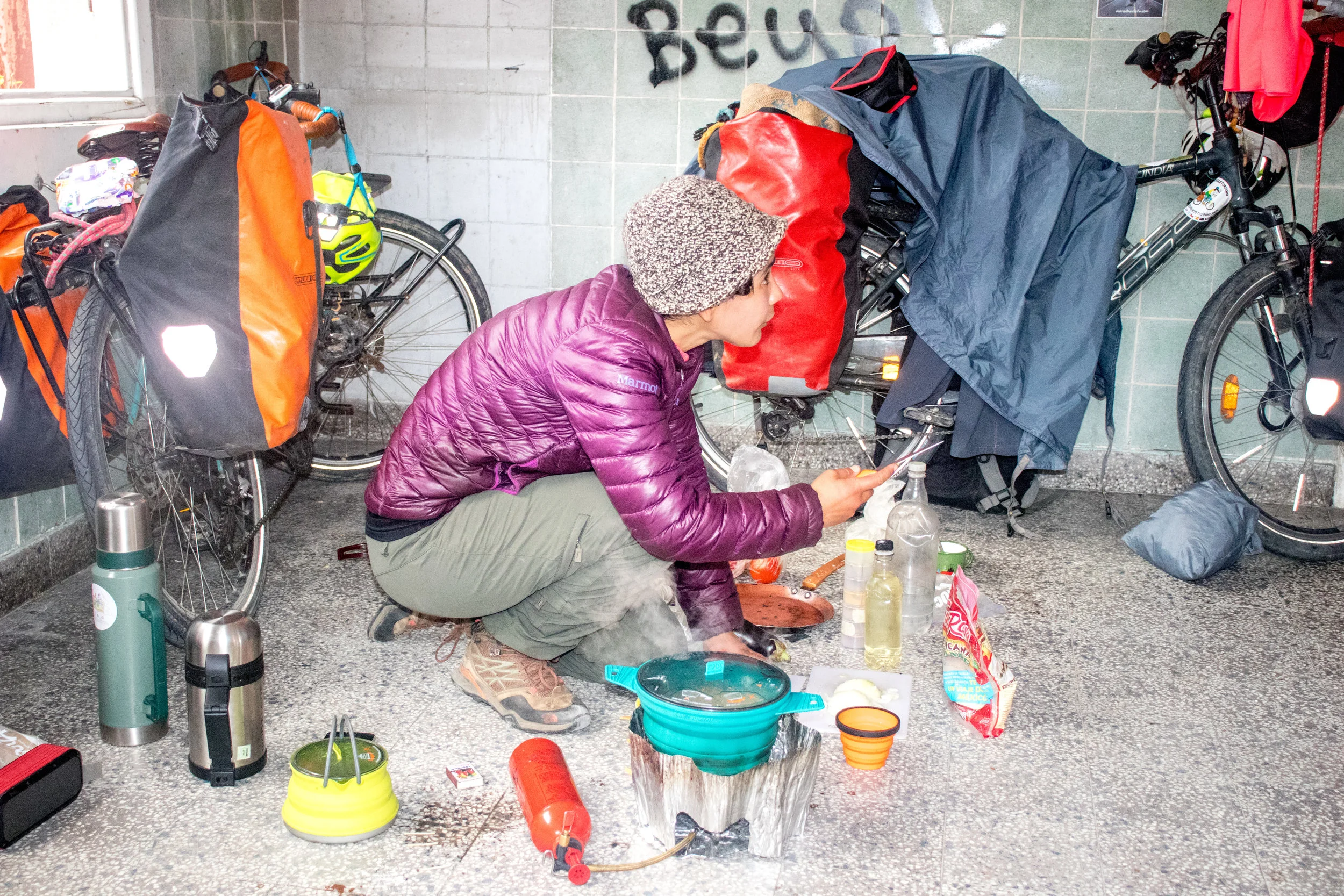 javi cocinando en casa rosada refugio ciclista.jpg