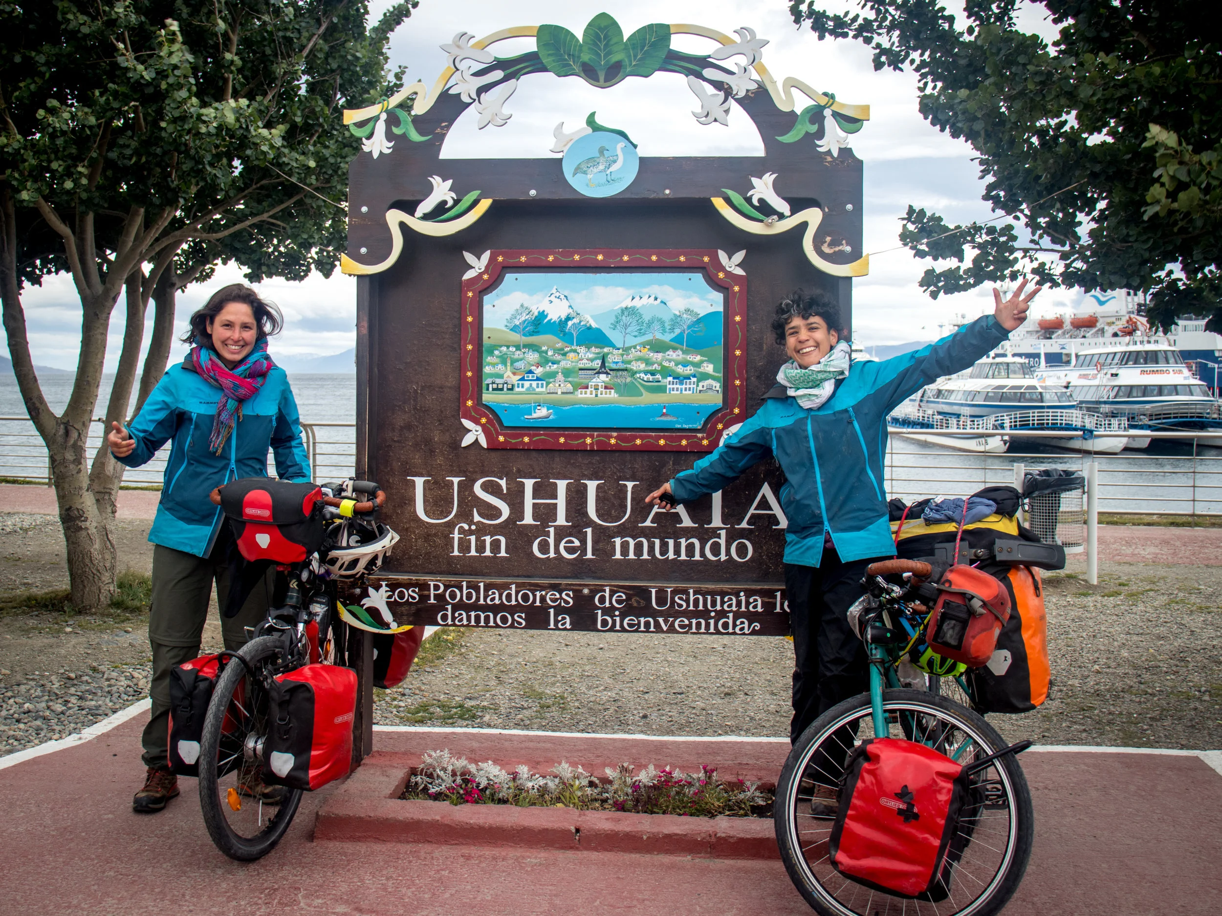 pedaleando un cuento en ushuaia cicloviajeras.jpg