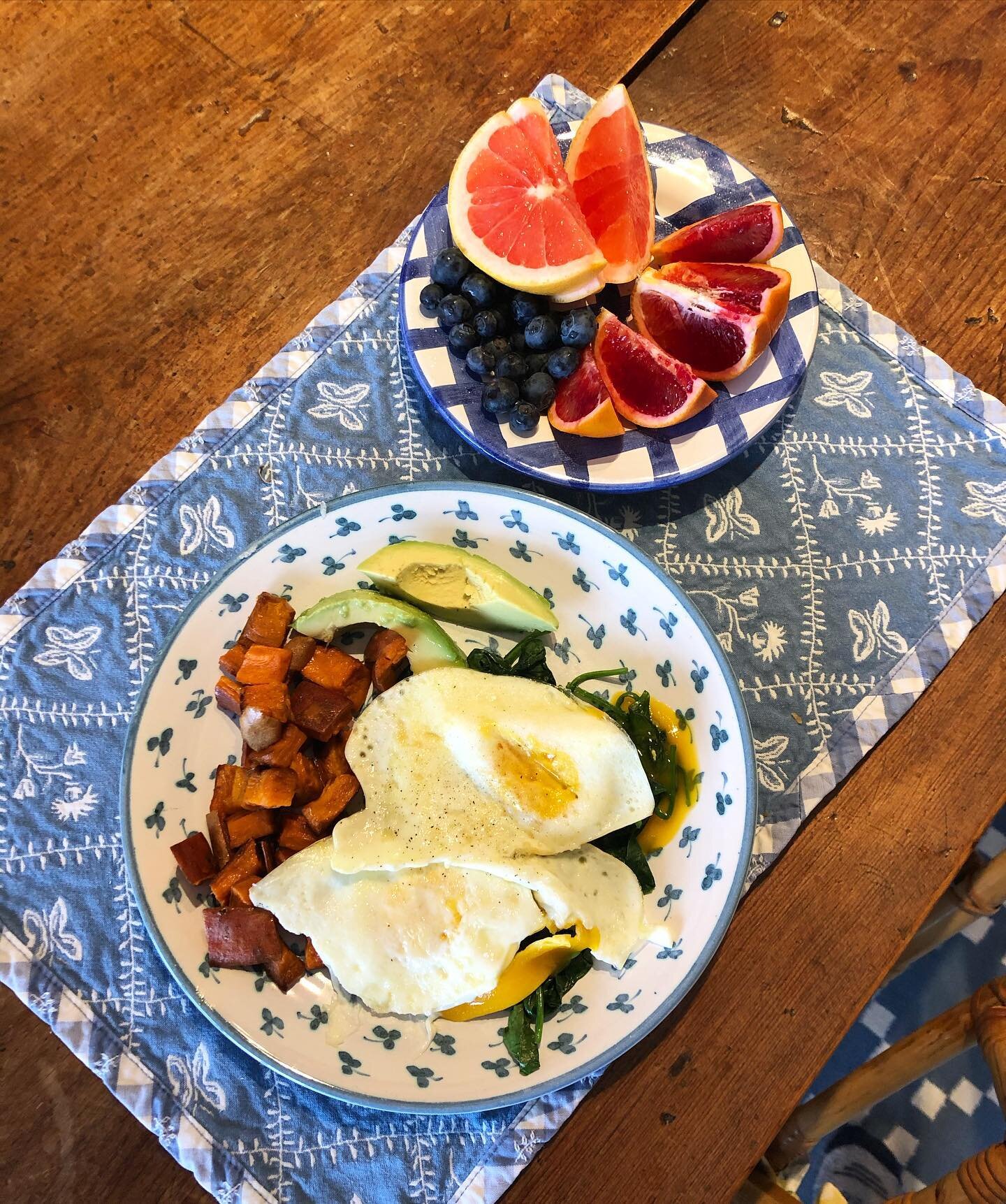 Sunday morning breakfast 😊Eggs, spinach, sweet potatoes, avocado and a side of fruit. We have oatmeal with fruit and almond butter most mornings so we like to add a little more excitement to our weekend breakfasts! What&rsquo;s your favorite way to 