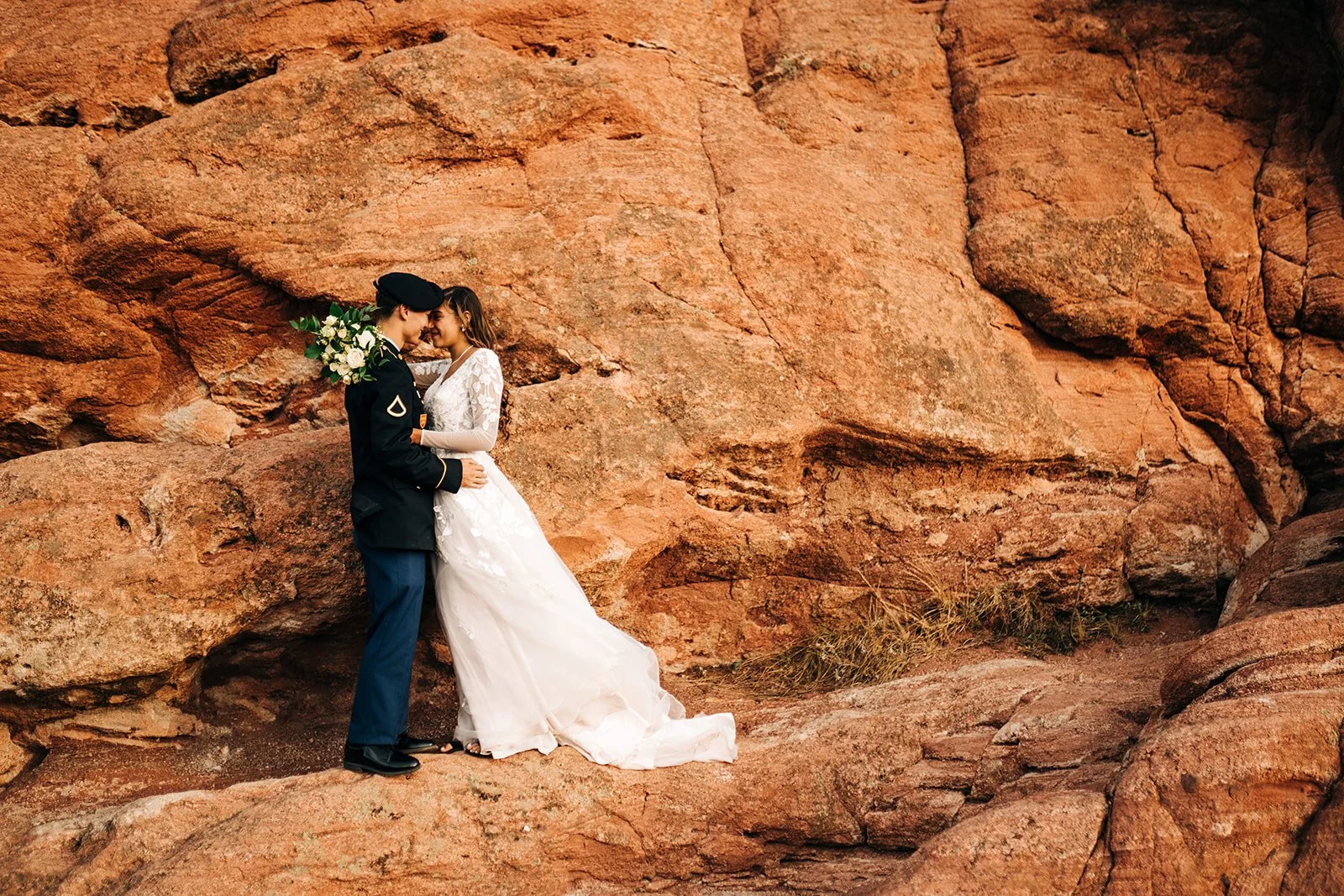 couple having a wedding at garden of the gods
